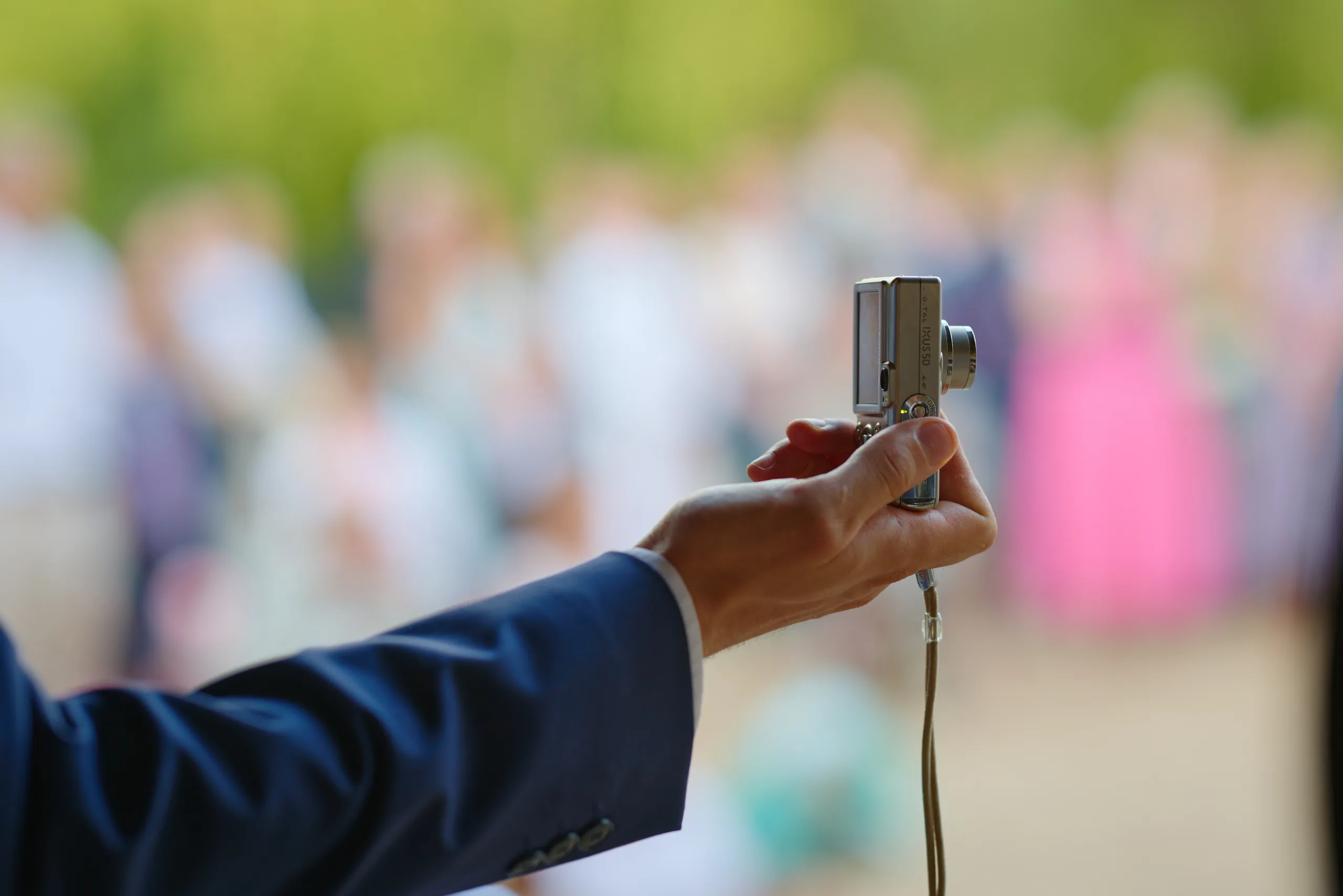 Une main tient un téléphone pendant la réception