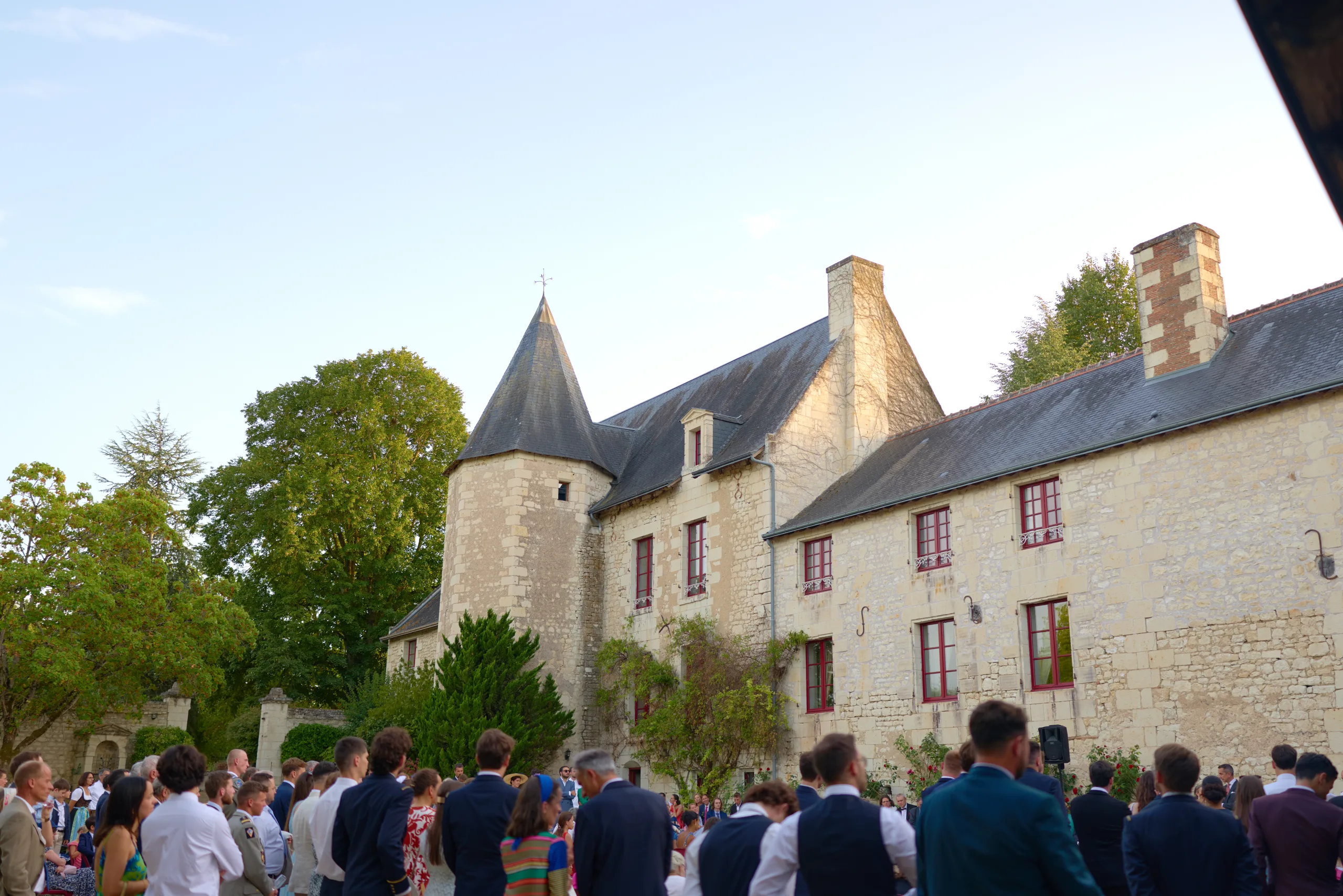 La façade du manoir au-dessus des invités