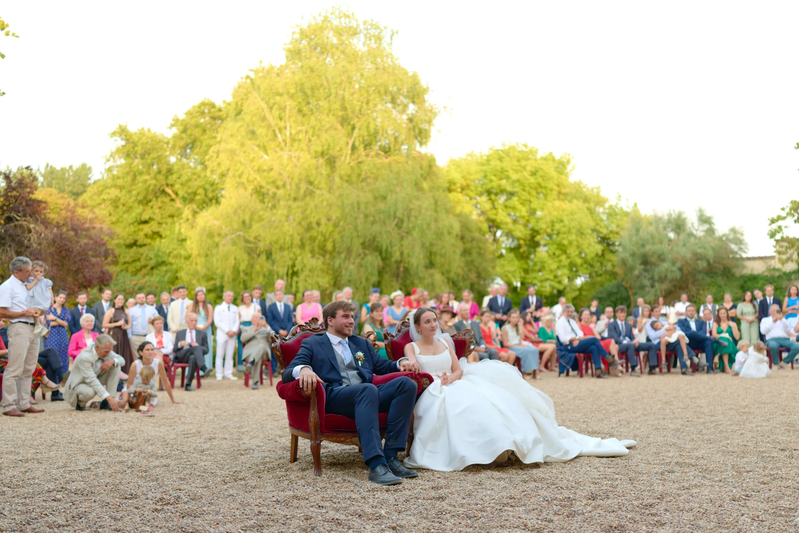 Les mariés et leurs invités réunis dans la cour