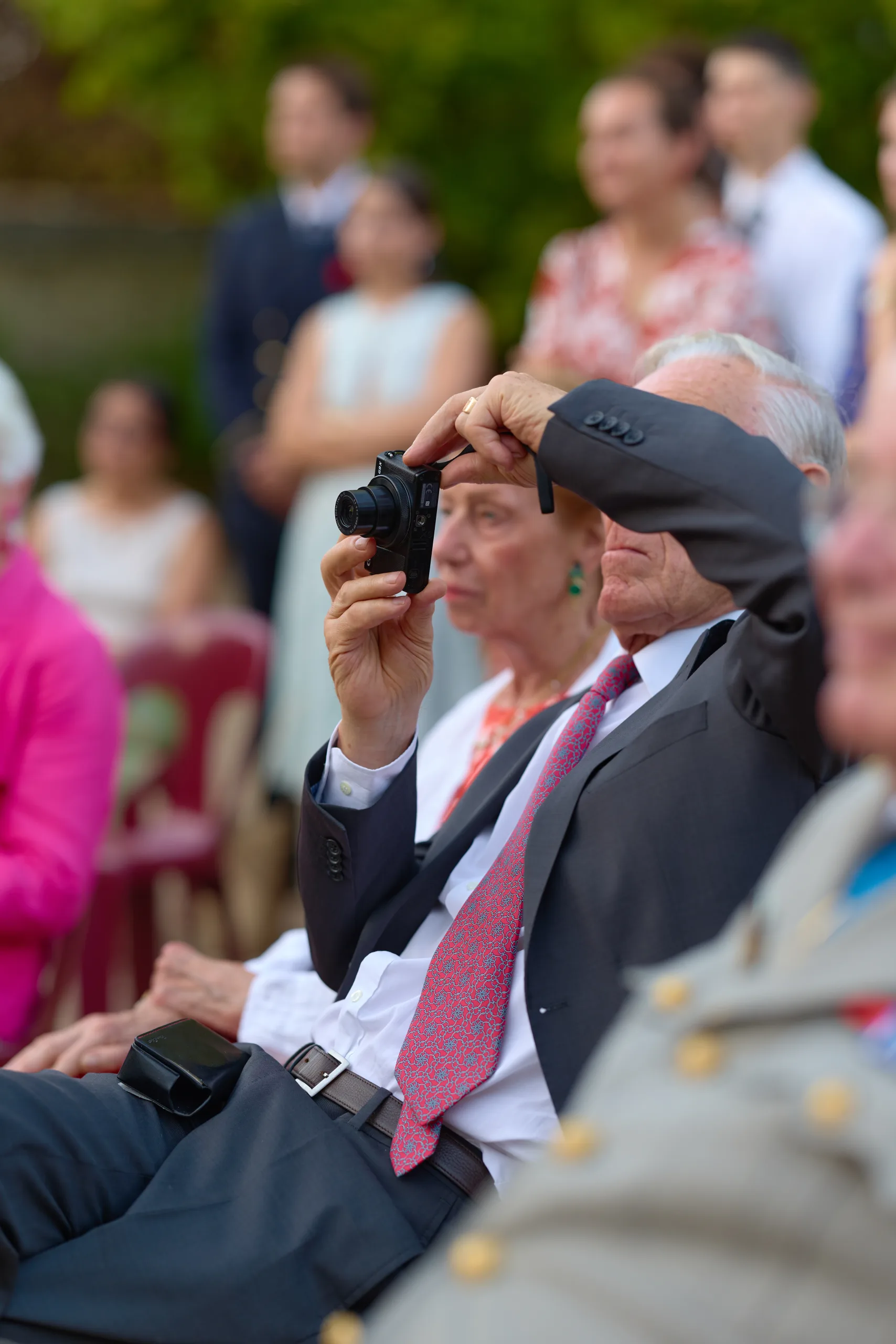 Un invité assis prend une photo avec son téléphone