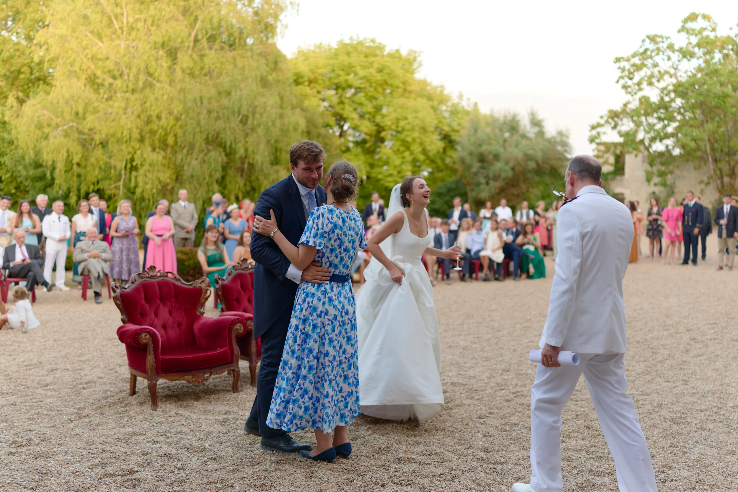 Les mariés et leurs invités se retrouvent dans la cour