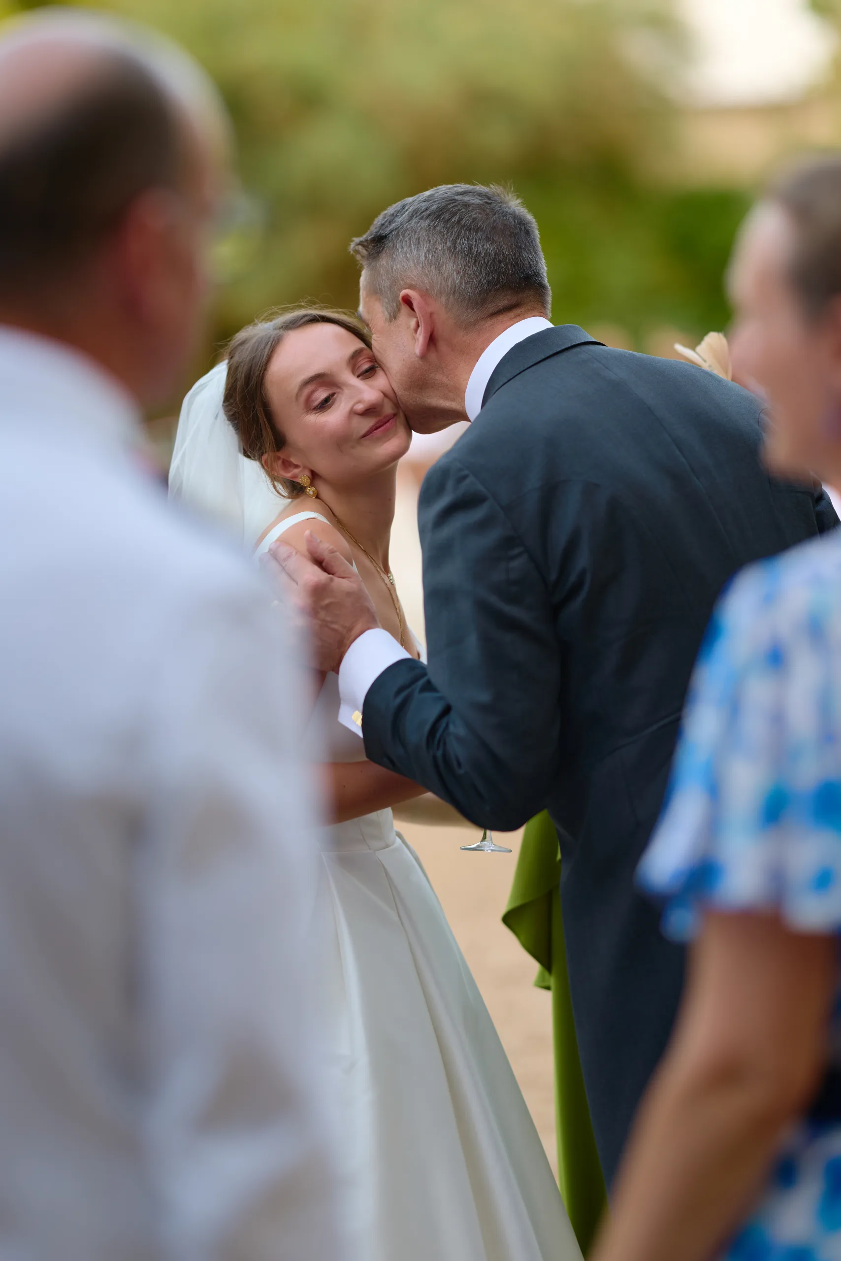 Un invité salue la mariée pendant la réception