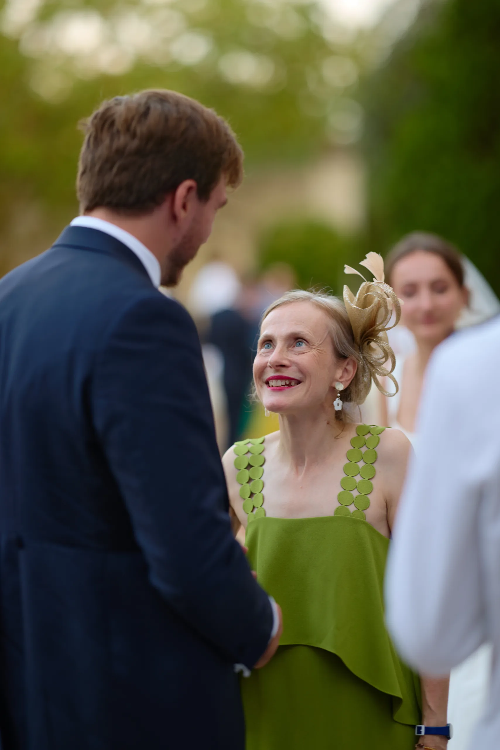 Le marié échange avec une invitée en vert