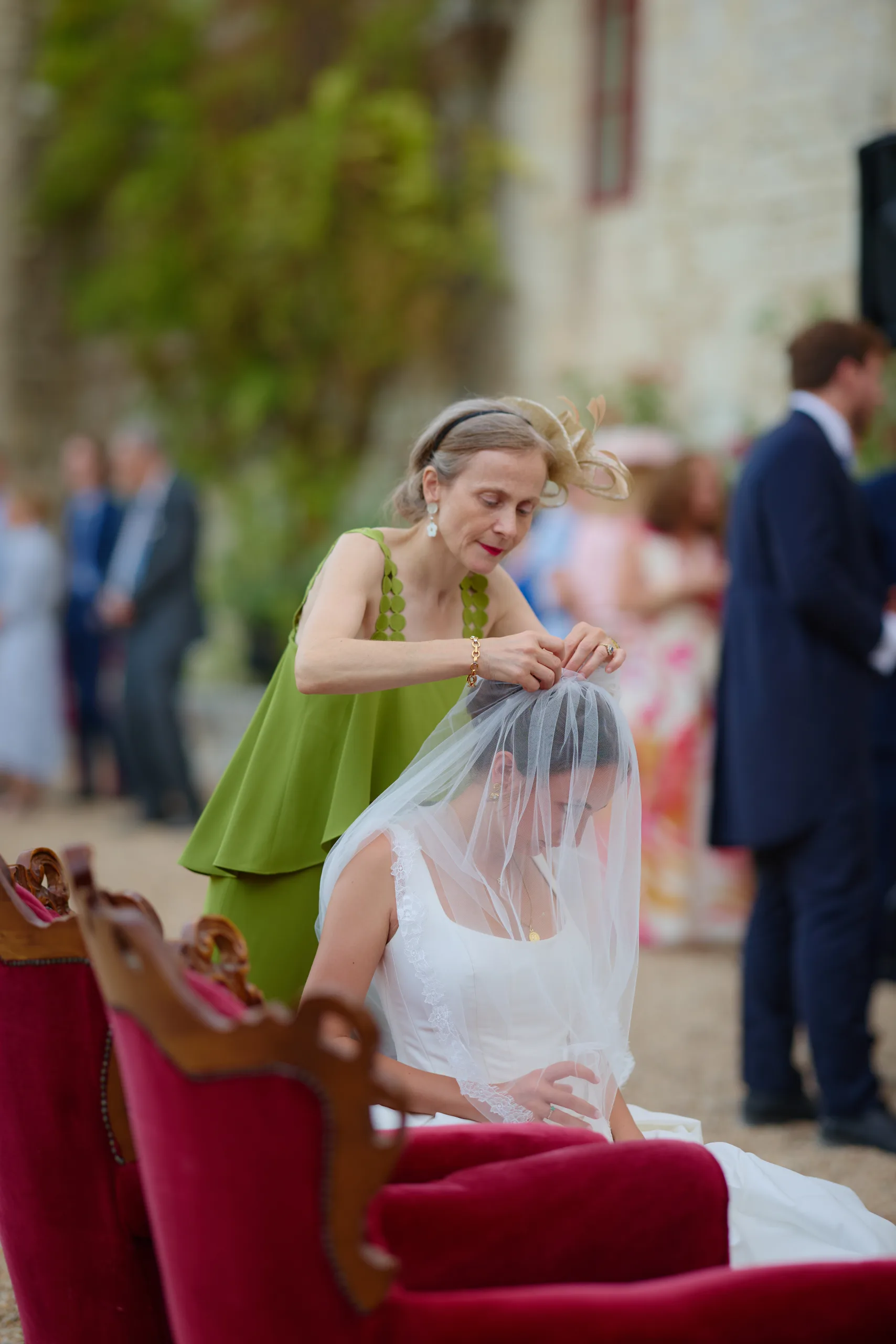 Une invitée en vert embrasse la mariée