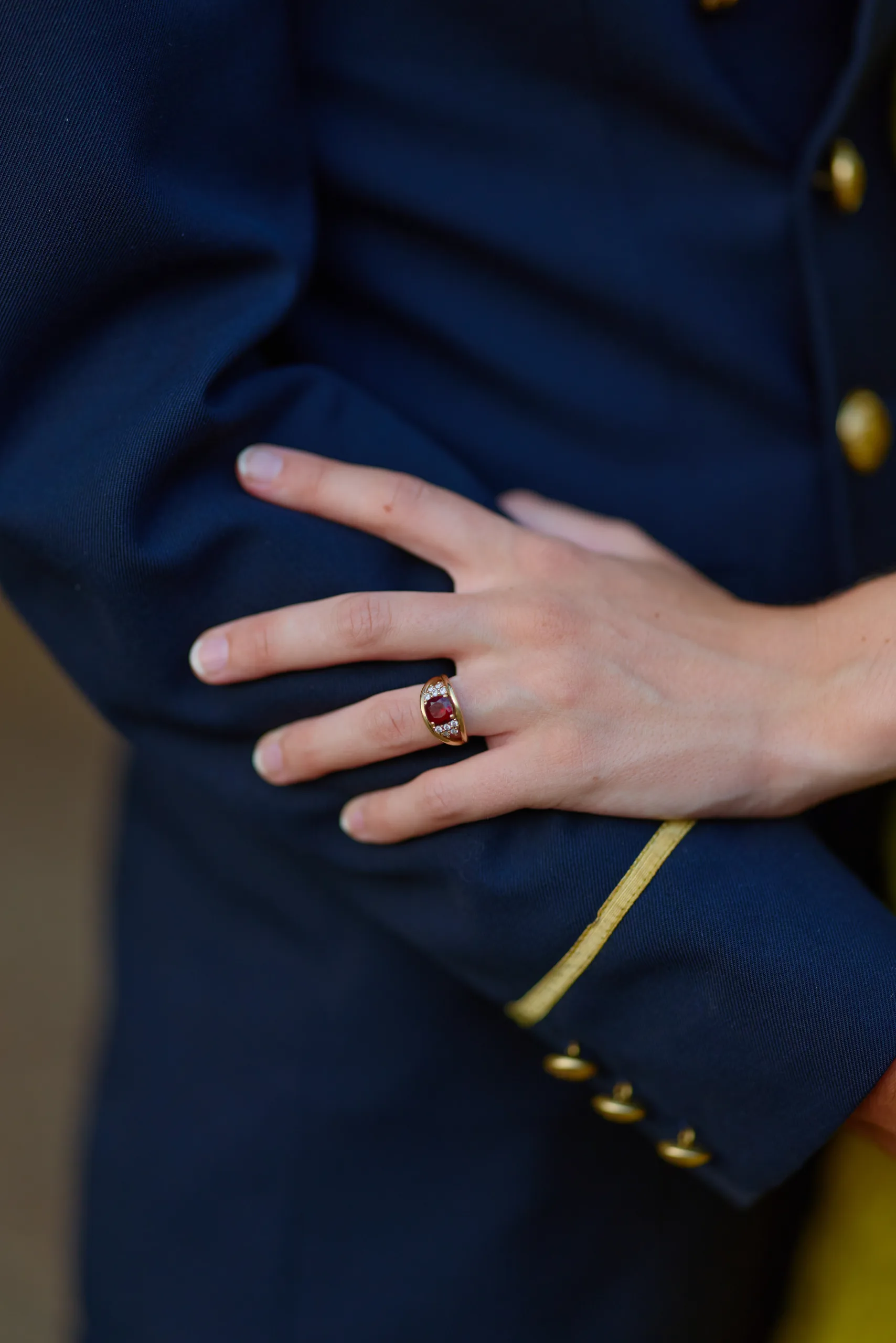 Une main portant une bague sur une veste bleue