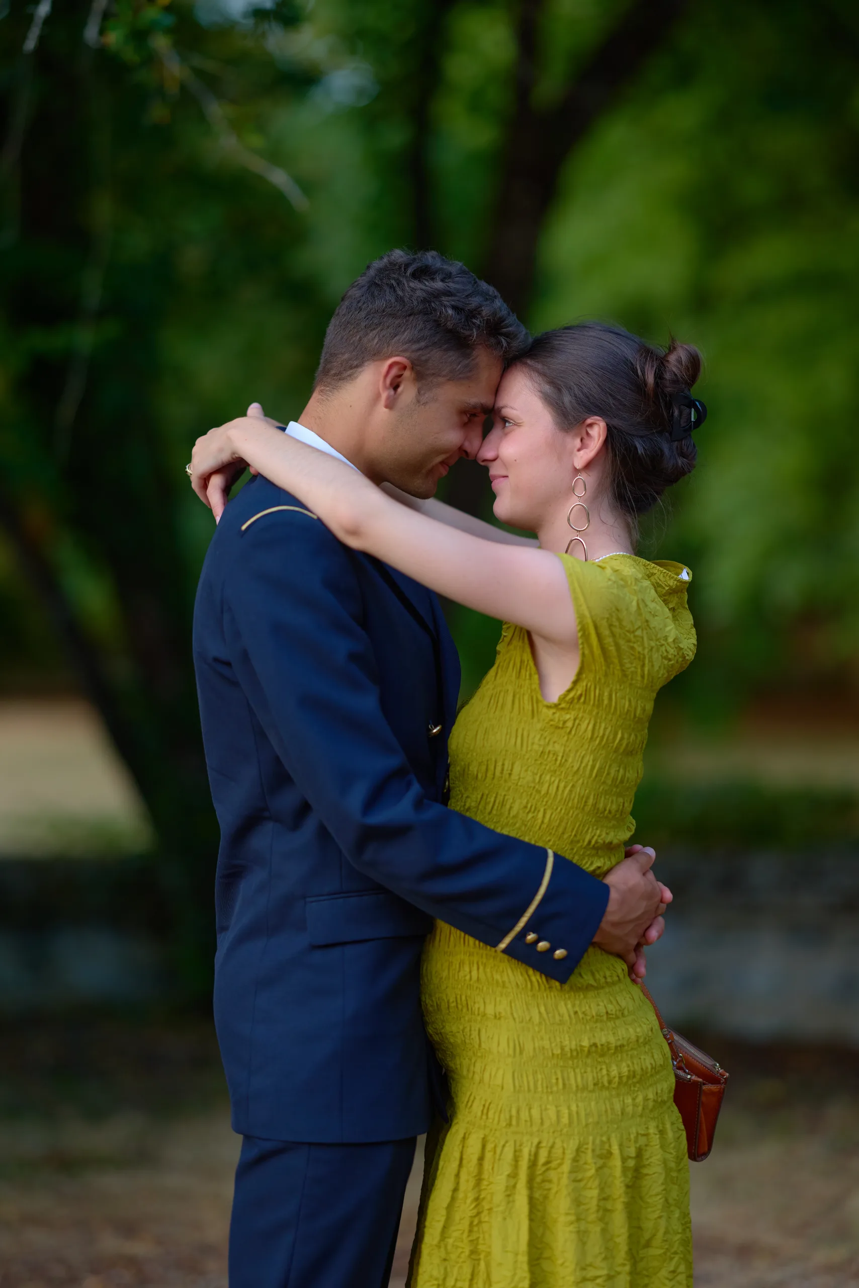 Un couple s’enlace dans le jardin