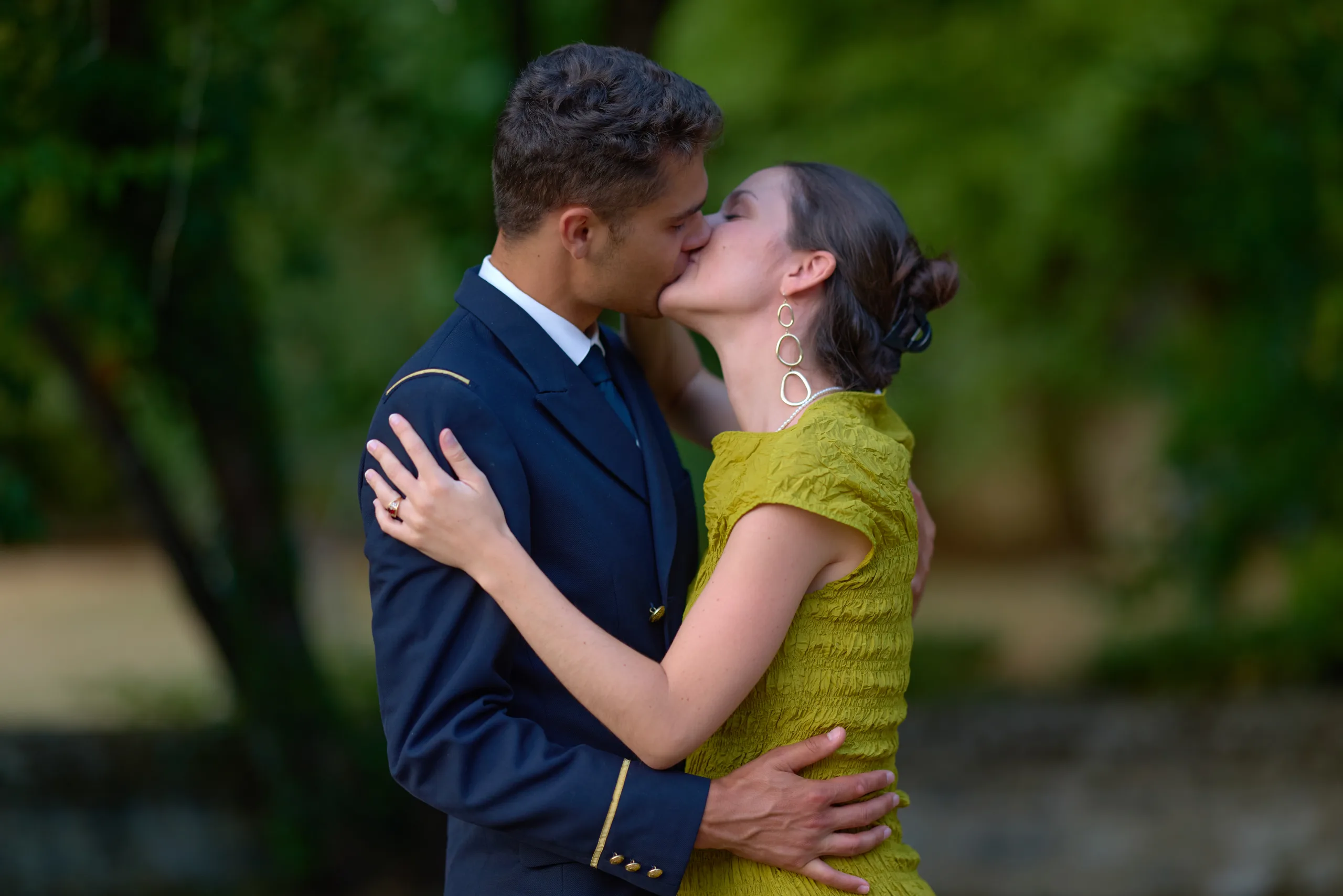 Un couple s’embrasse dans le jardin