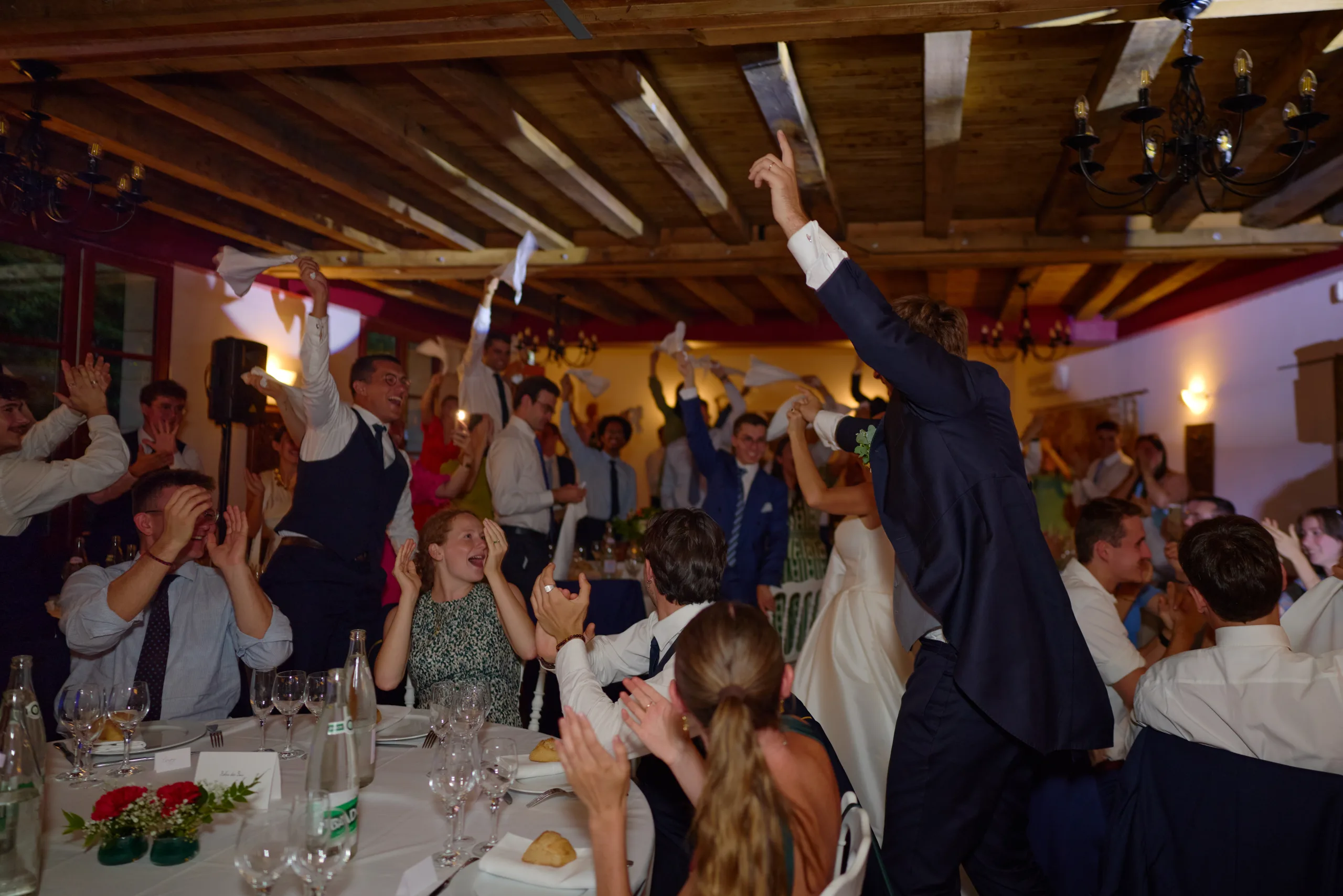 Les invités lèvent leurs serviettes pendant le repas