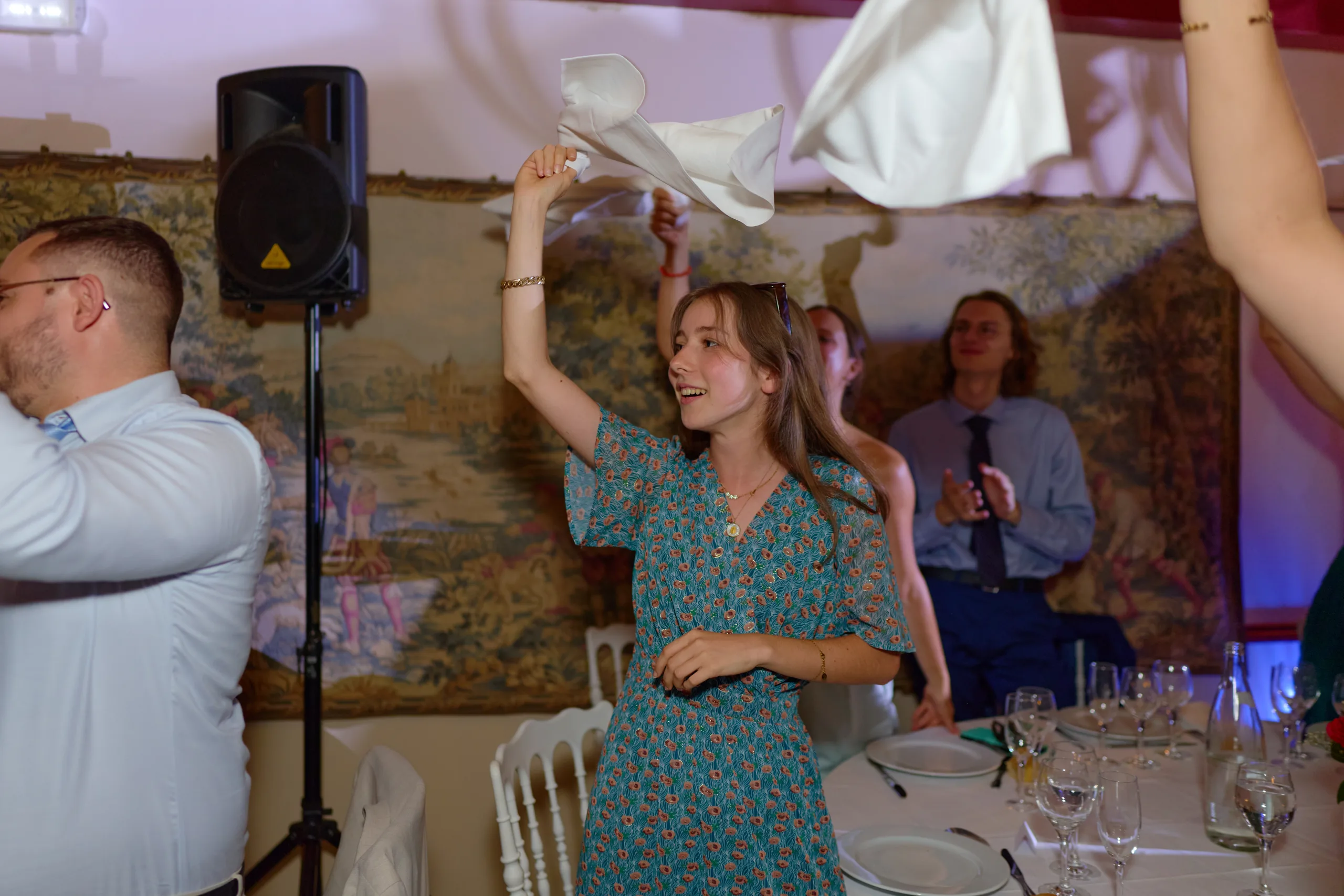 Une invitée agite sa serviette au-dessus de la table