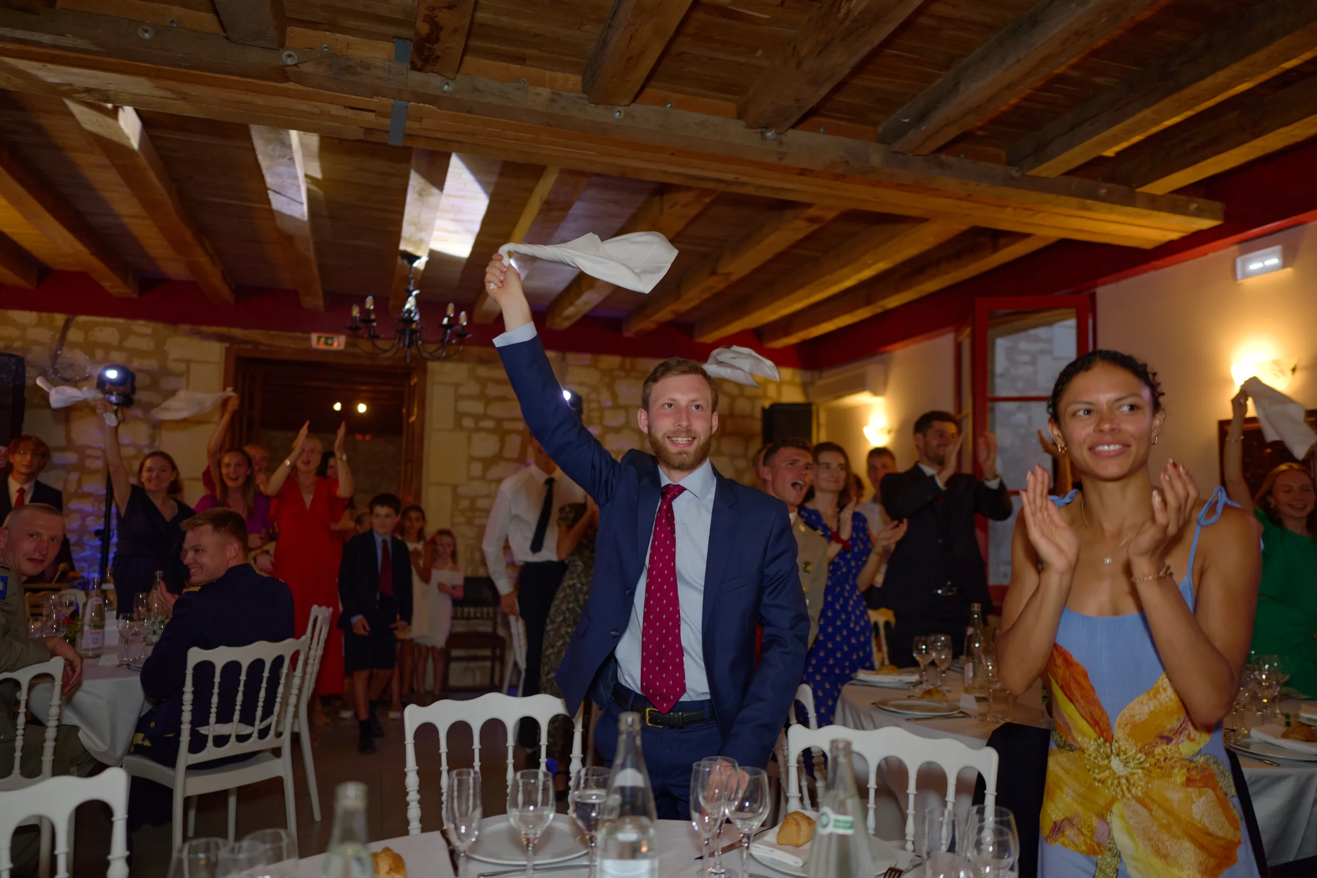Un invité lève sa serviette pendant le repas