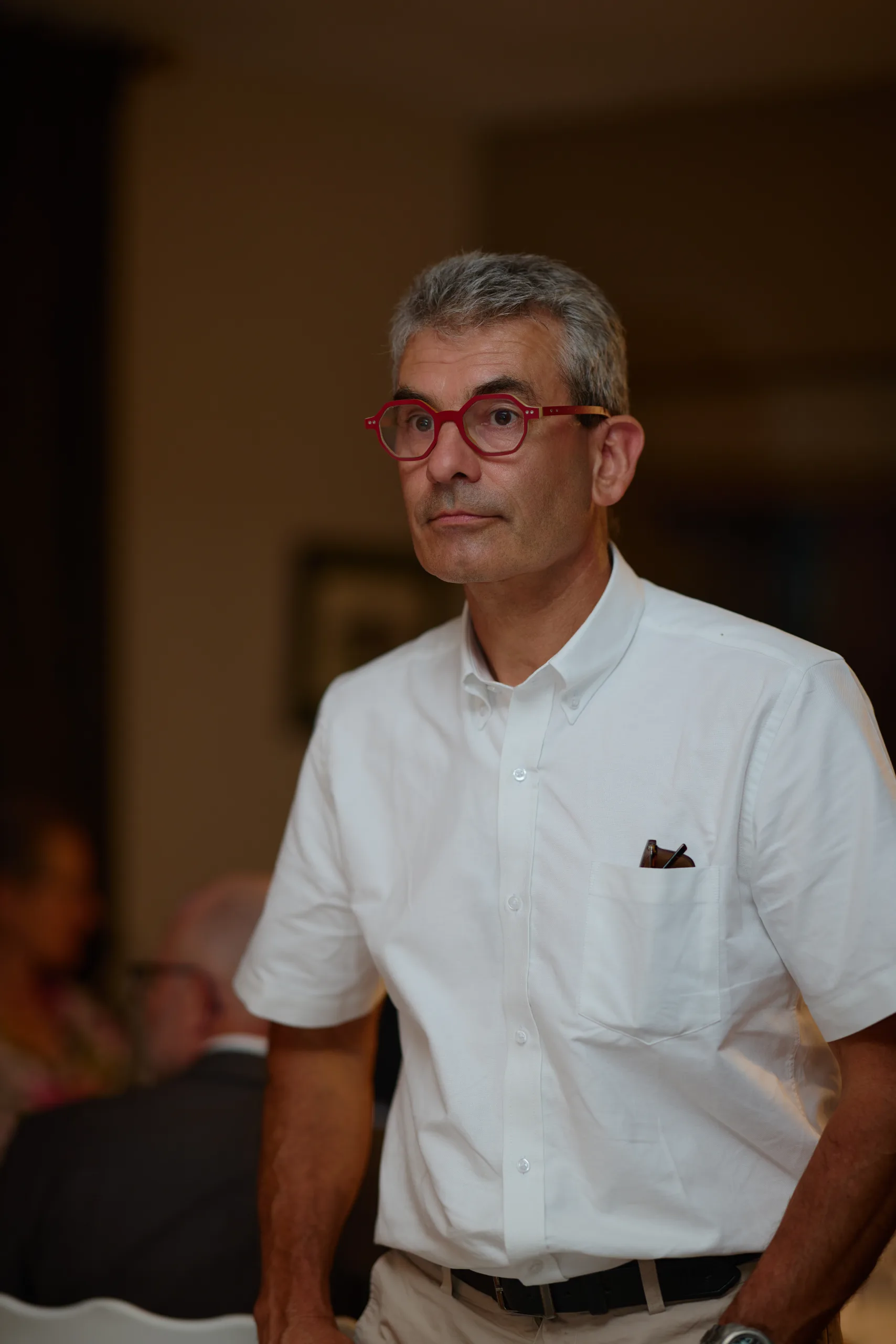 Un invité portant des lunettes à table