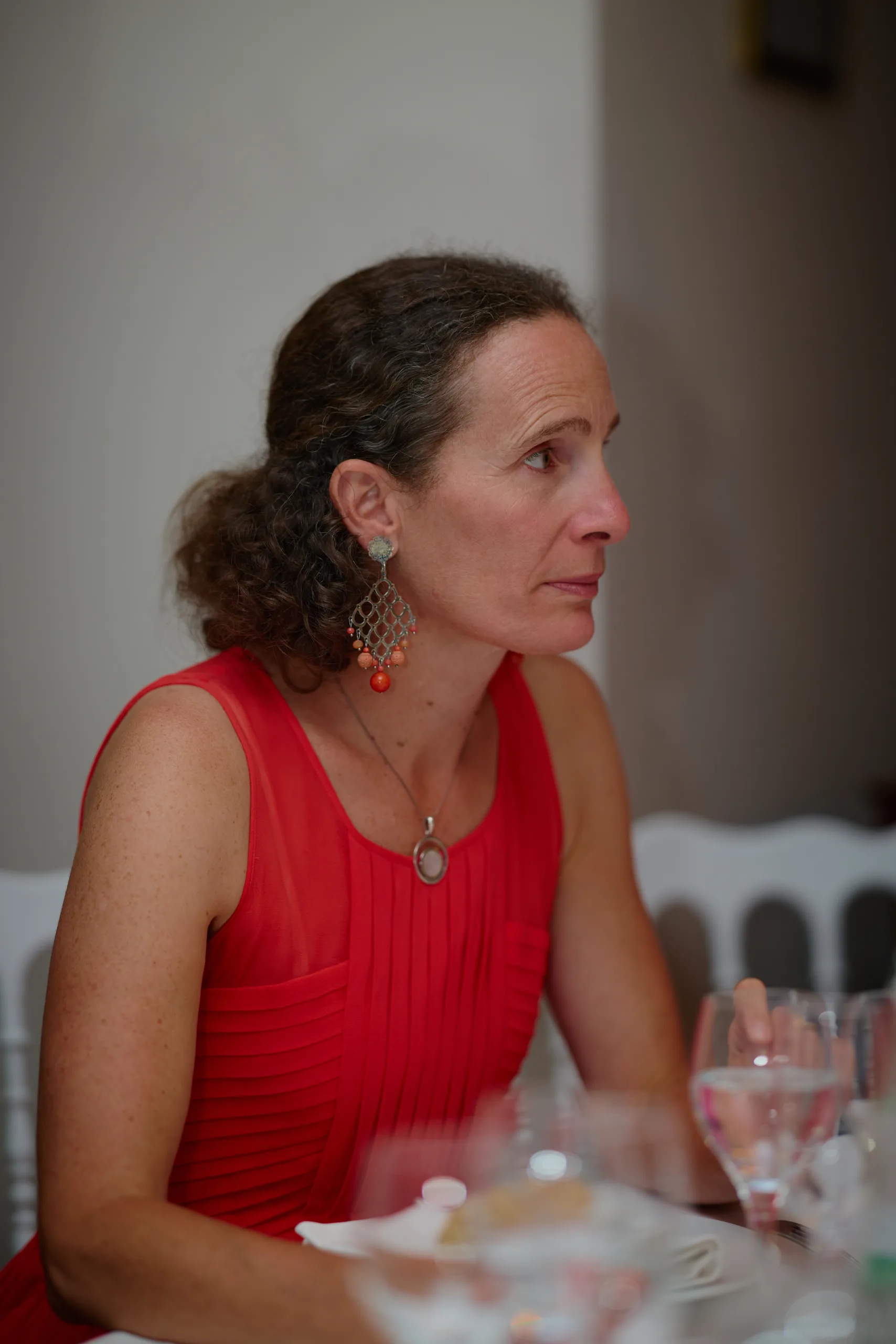 Une invitée en robe rouge à table