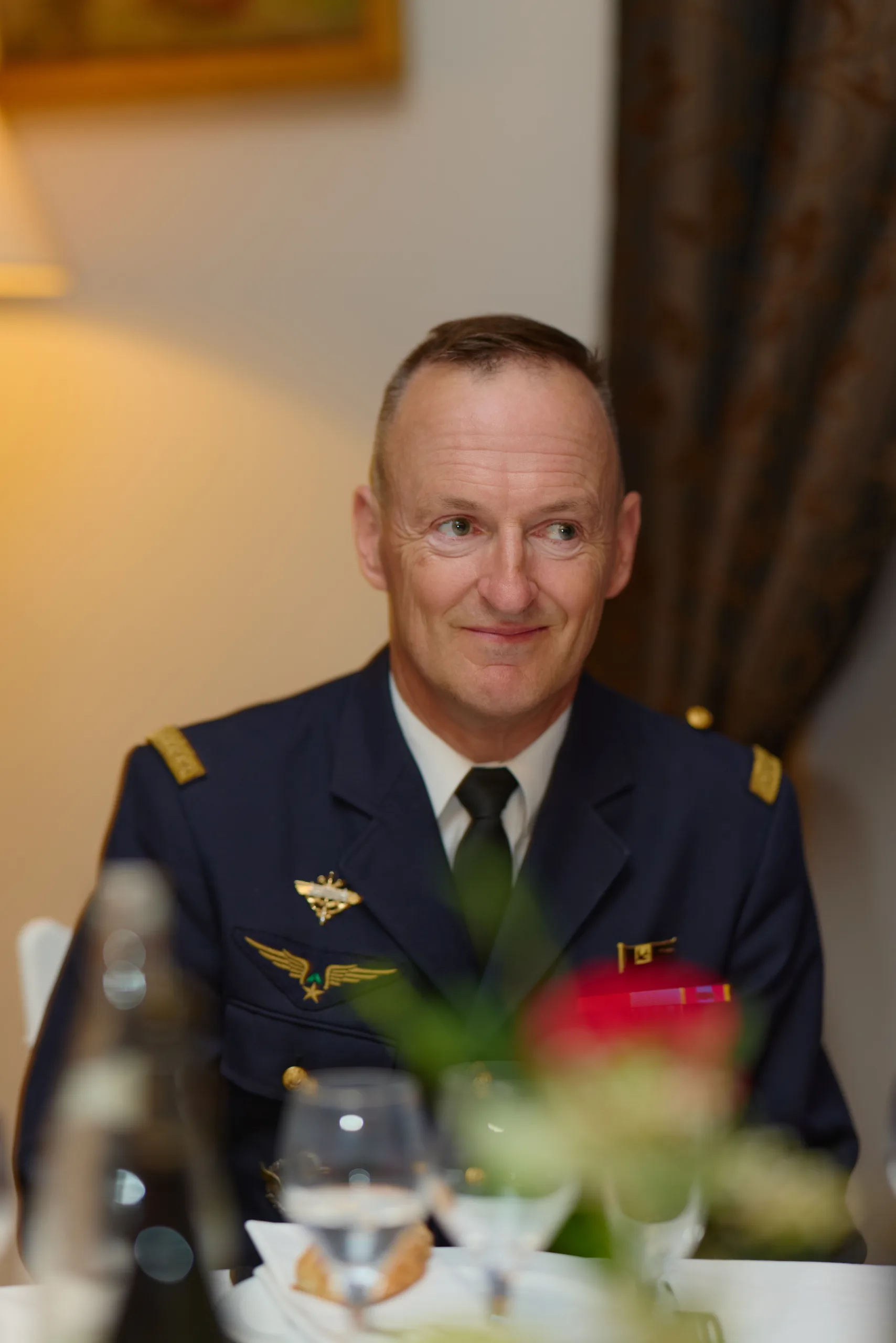Un invité en uniforme militaire à table