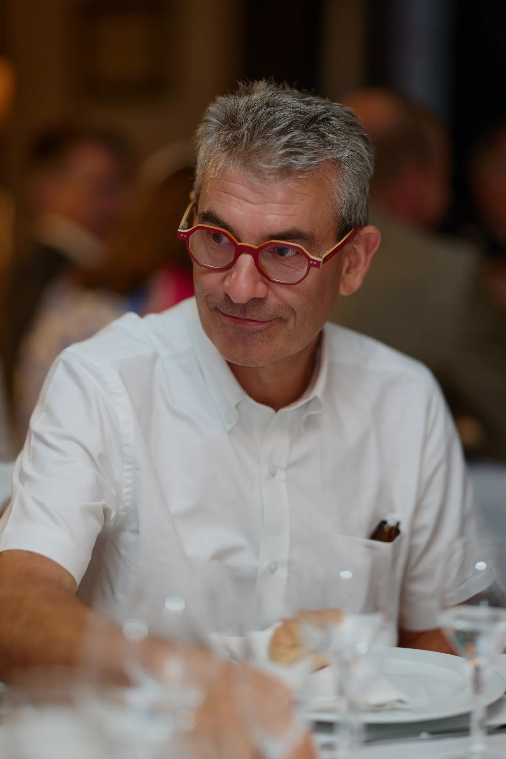Un invité en chemise blanche à table