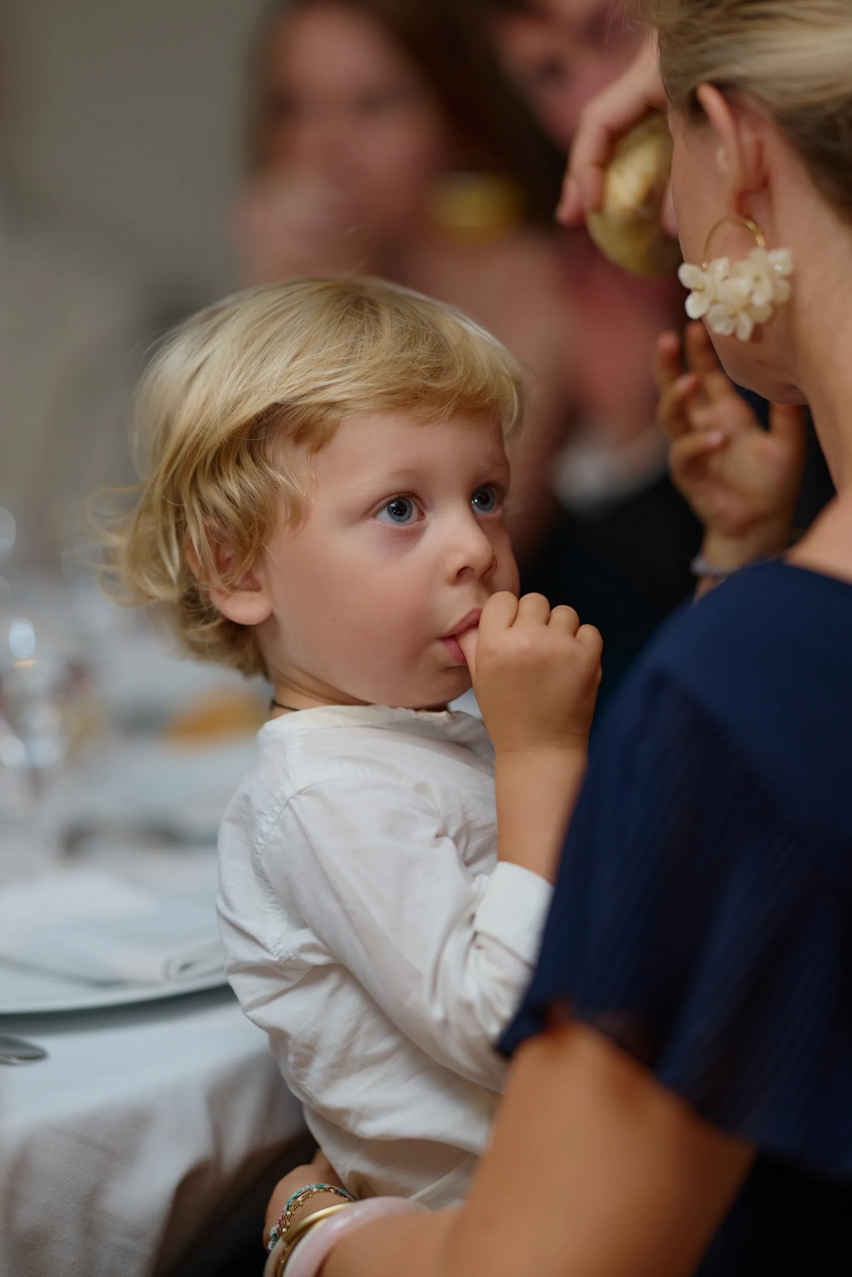 Un enfant à table pendant le repas