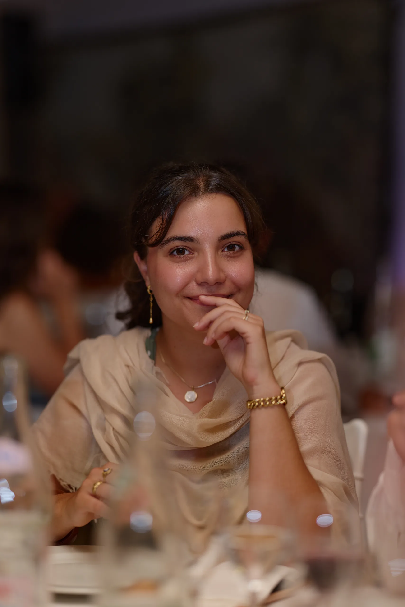 Une invitée en veste beige à table