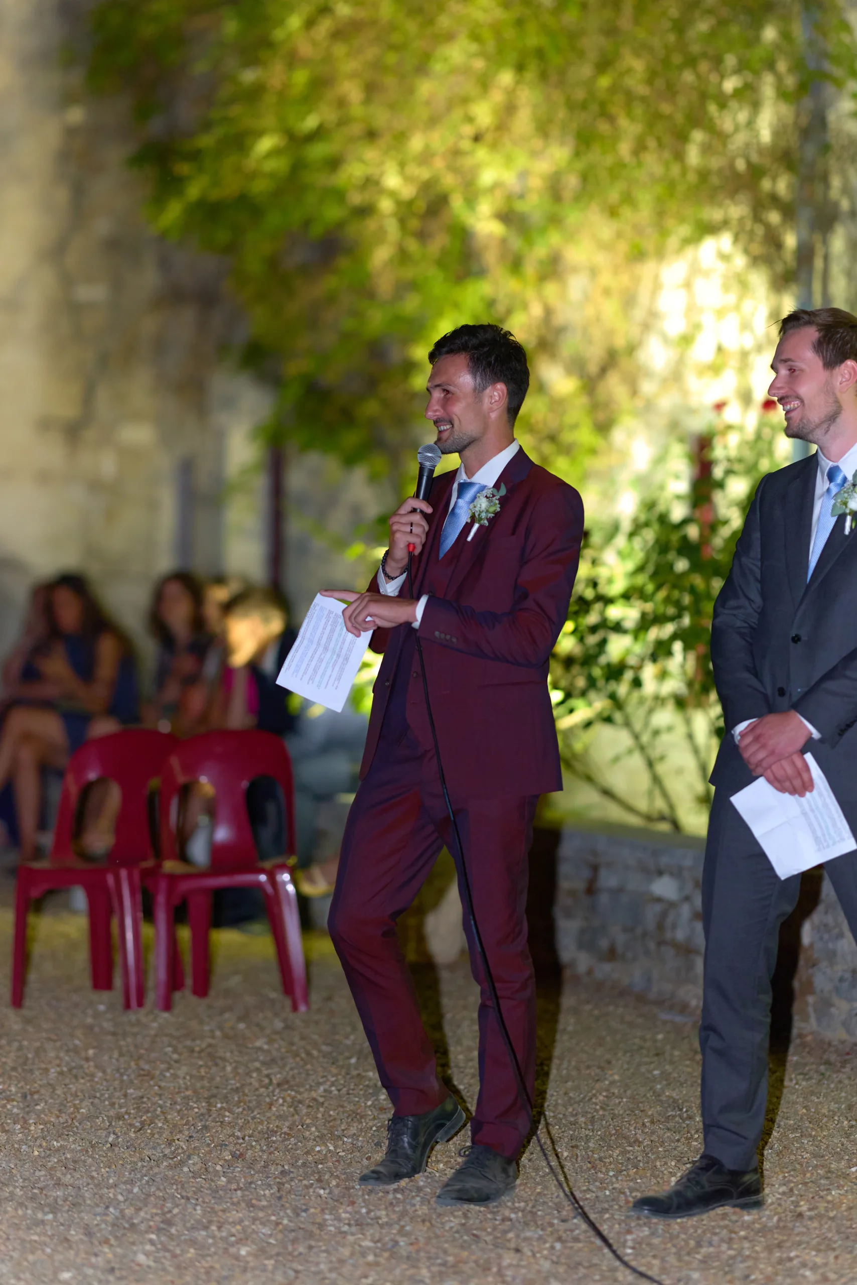 Un invité parle au micro pendant la soirée