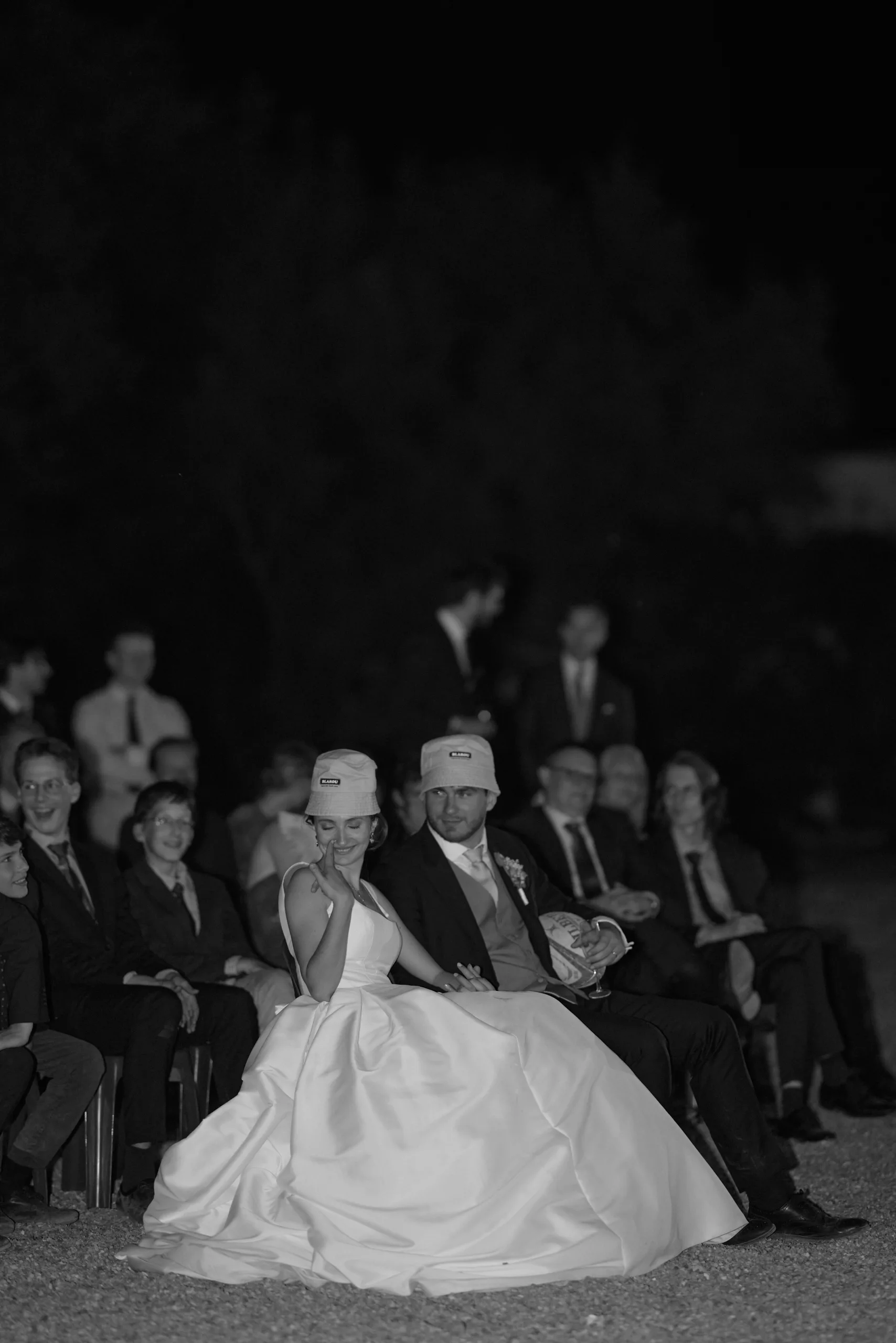 Les mariés et leurs invités pendant la soirée, en noir et blanc