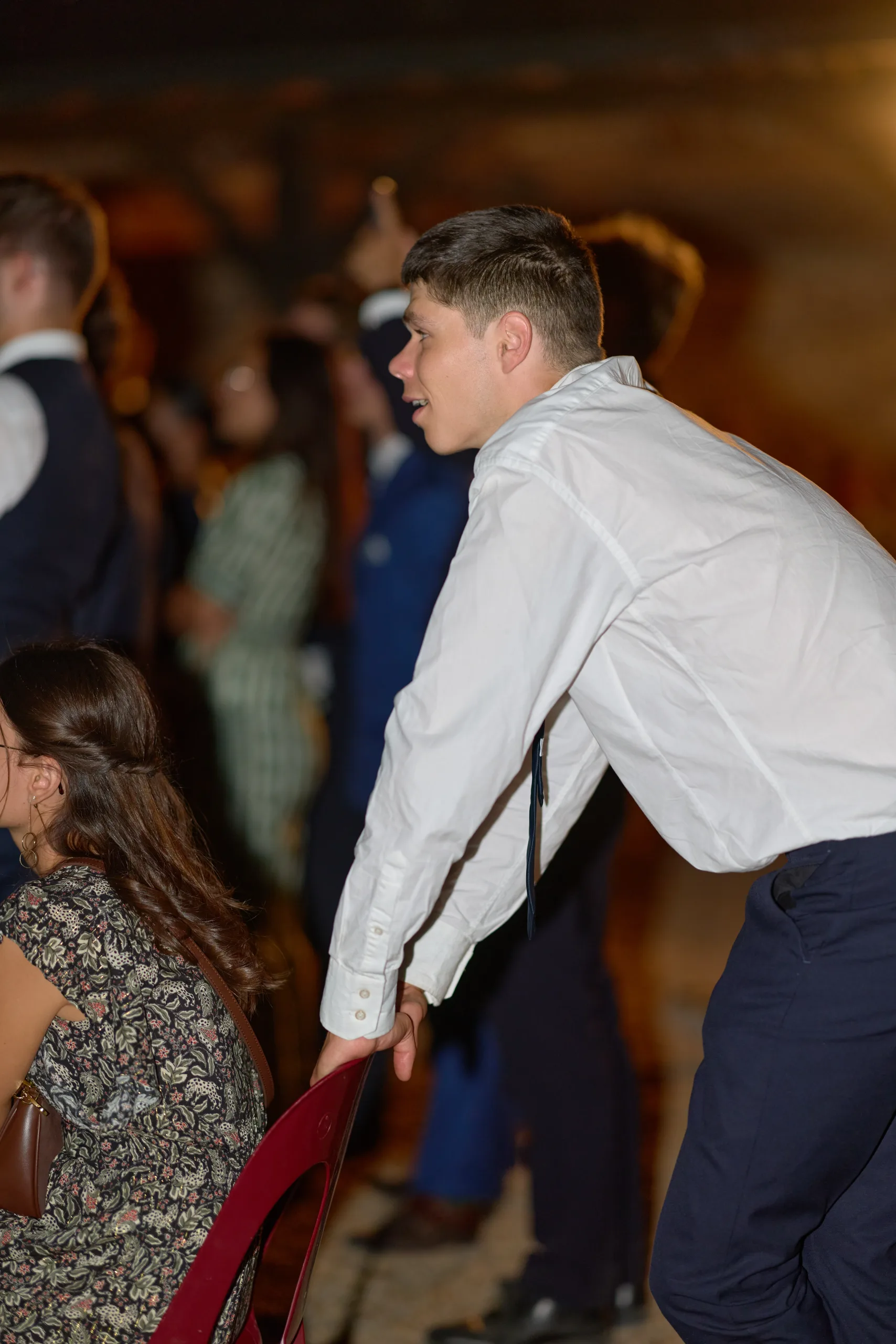 Un jeune invité en chemise blanche pendant la fête