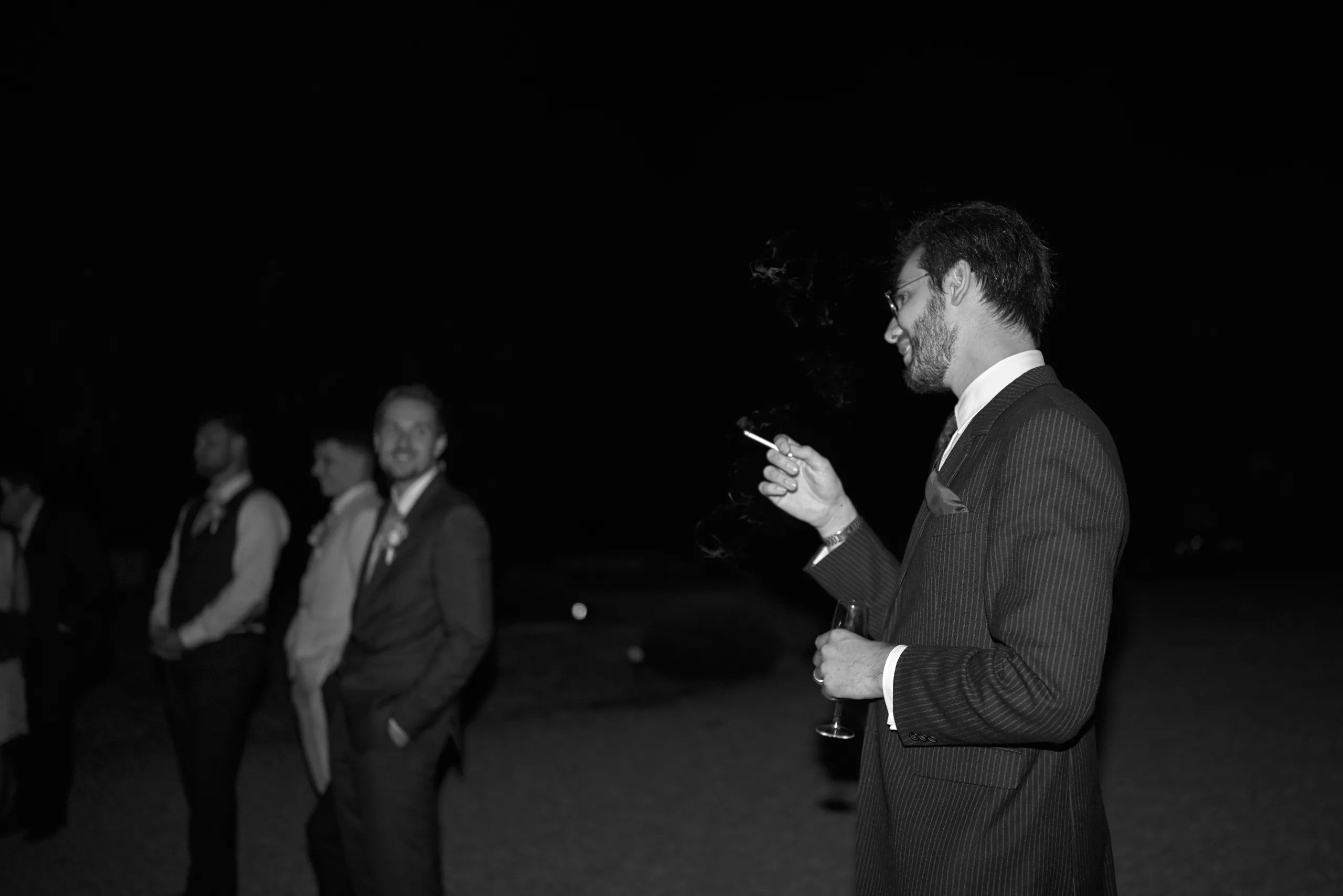 Un invité parle au micro dehors, en noir et blanc