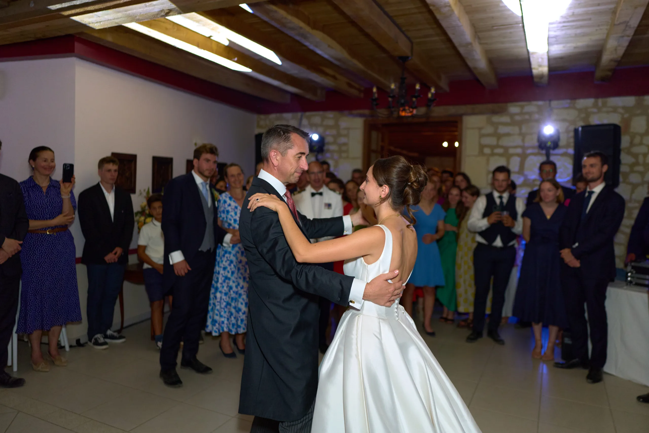 La mariée danse dans la salle de réception