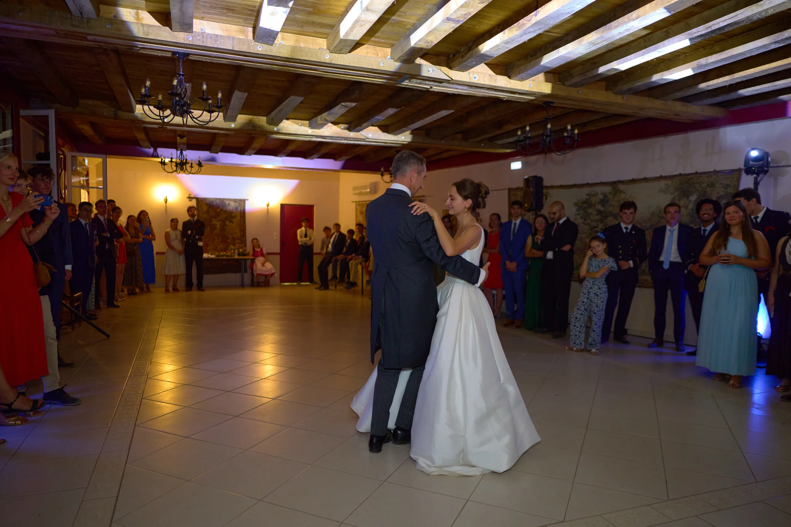 La mariée danse au centre de la salle de réception