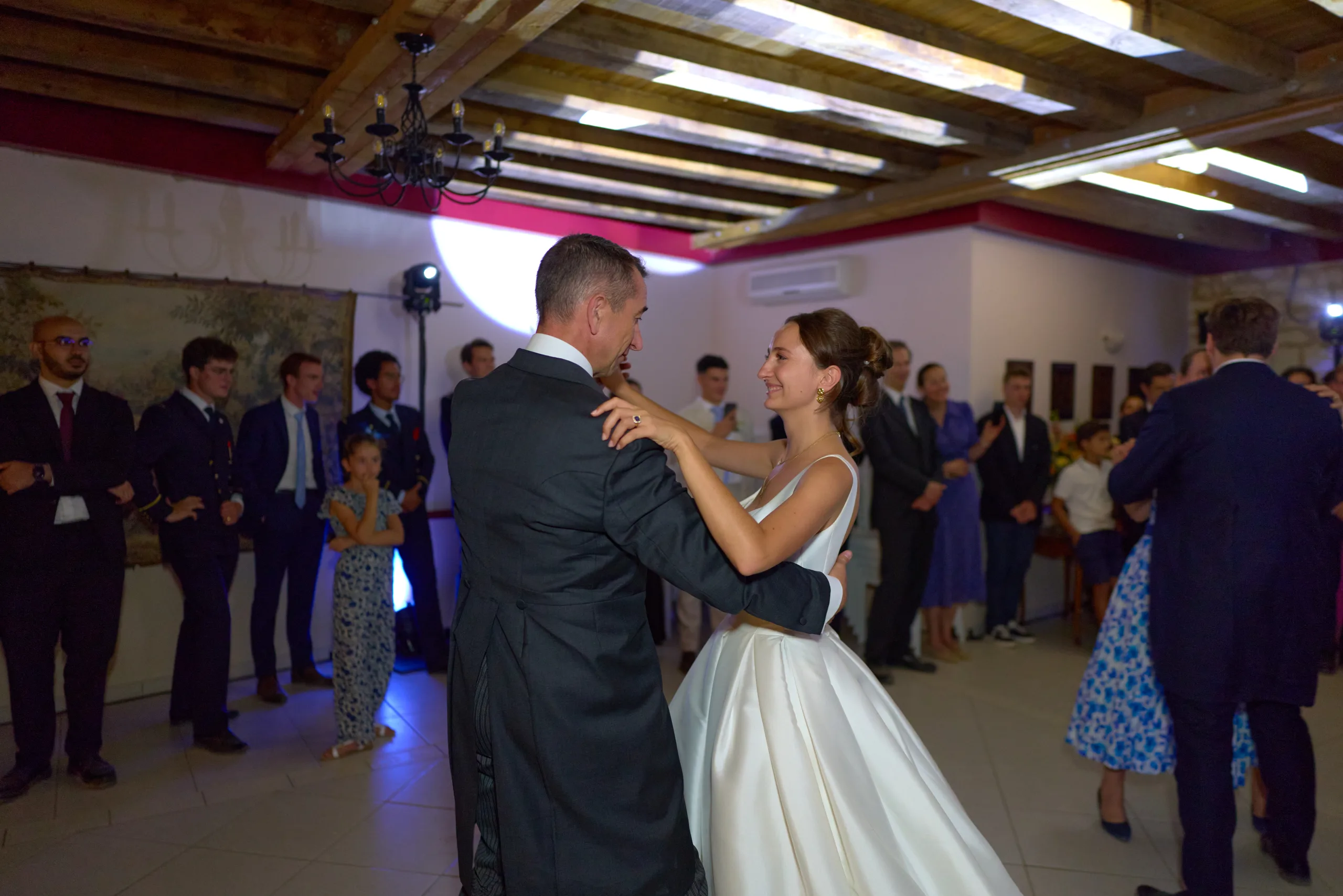 La mariée et son cavalier dansent devant les invités