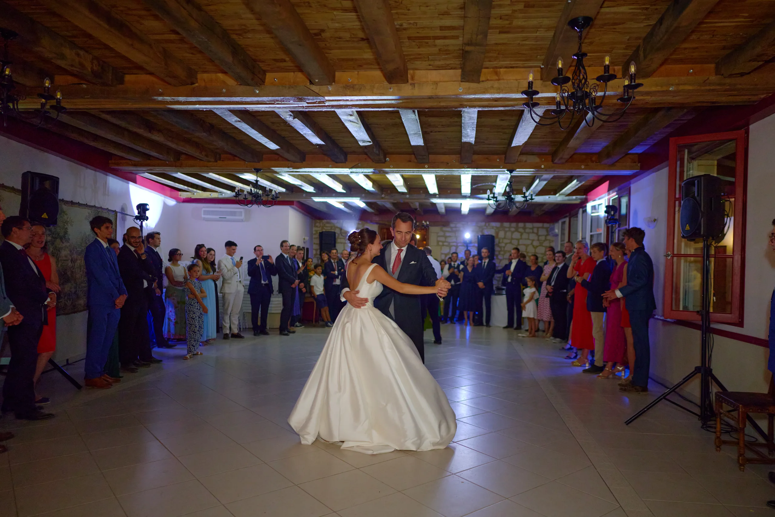 Des couples dansent au centre de la salle de réception