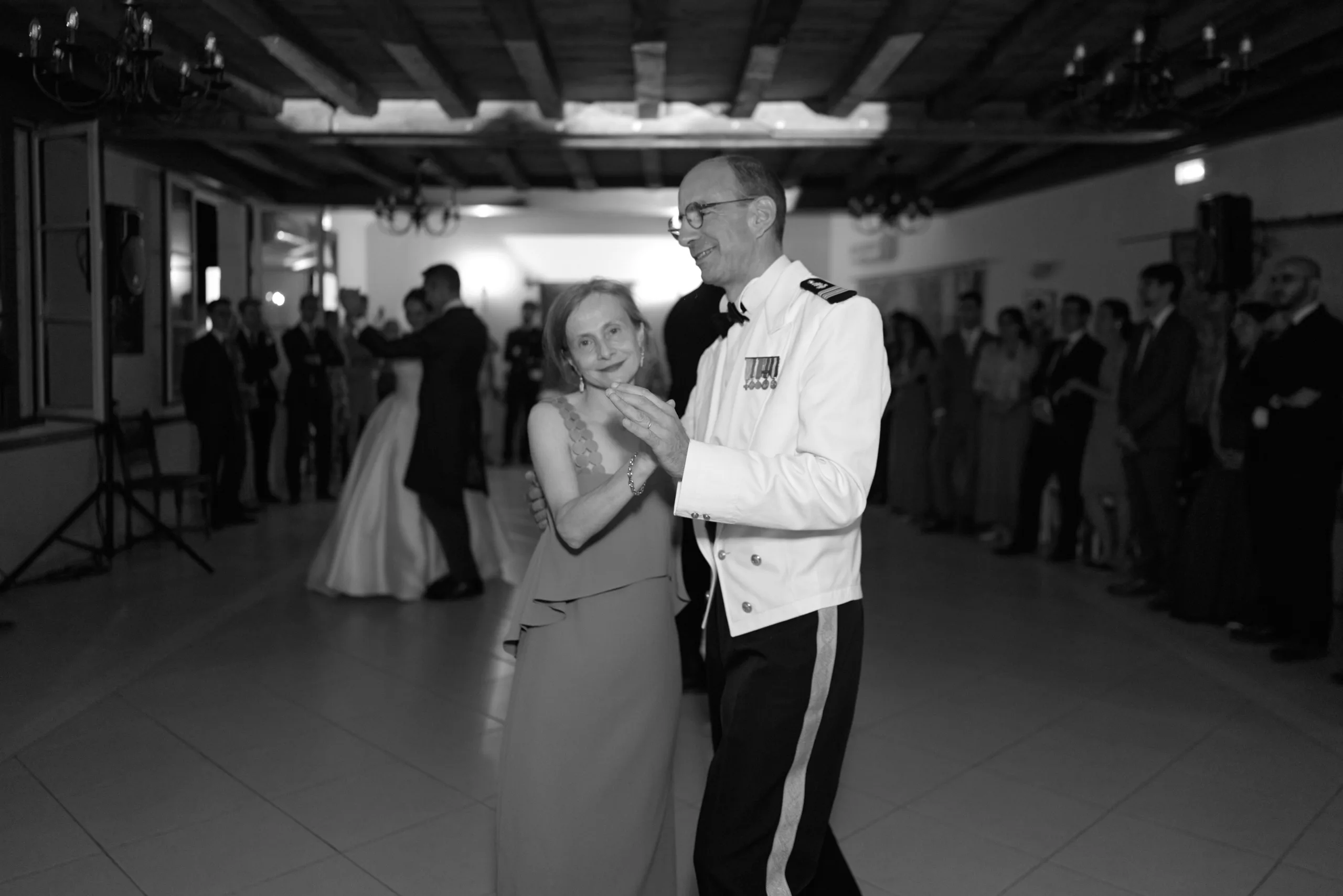 Un couple danse pendant la soirée, en noir et blanc