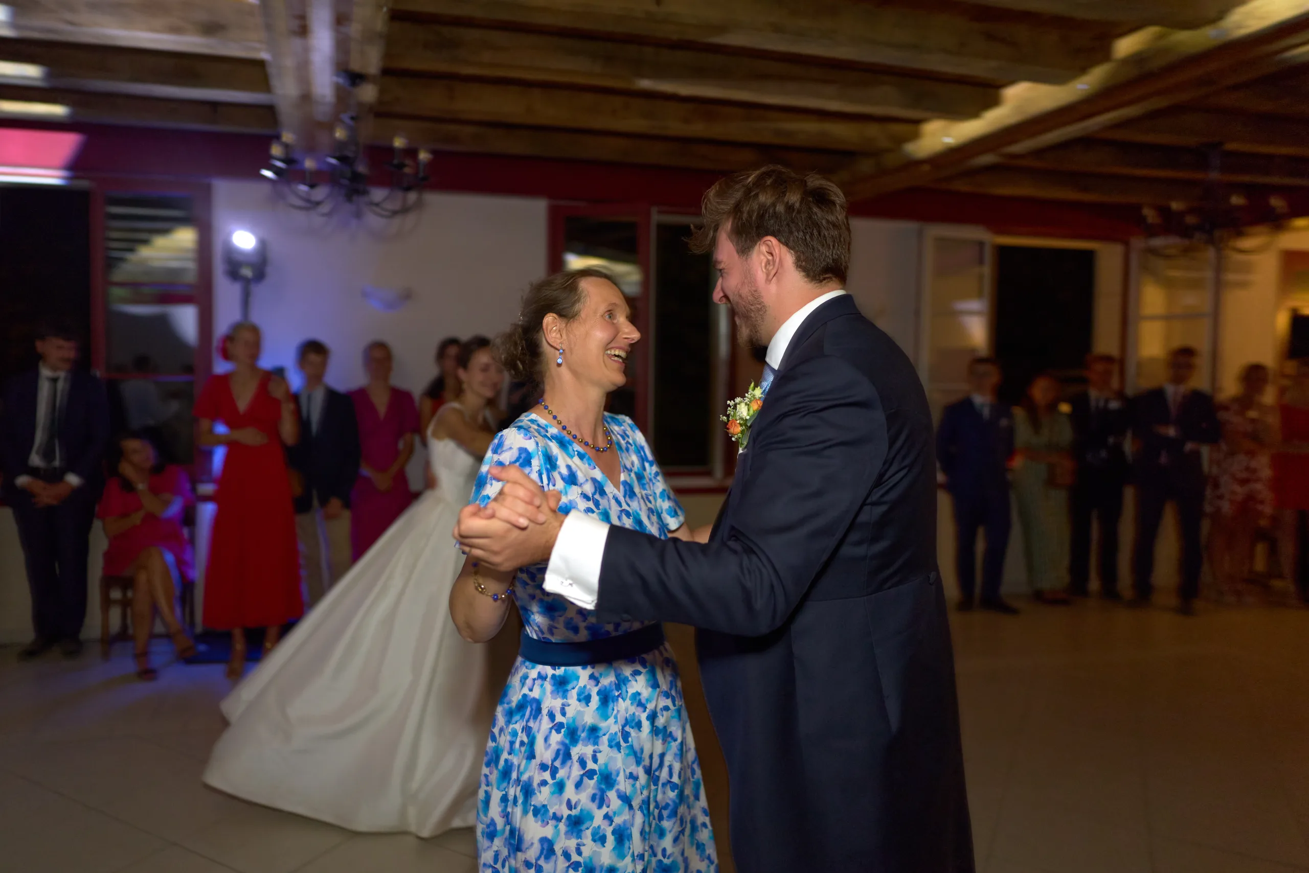Le marié et une invitée en bleu dansent ensemble