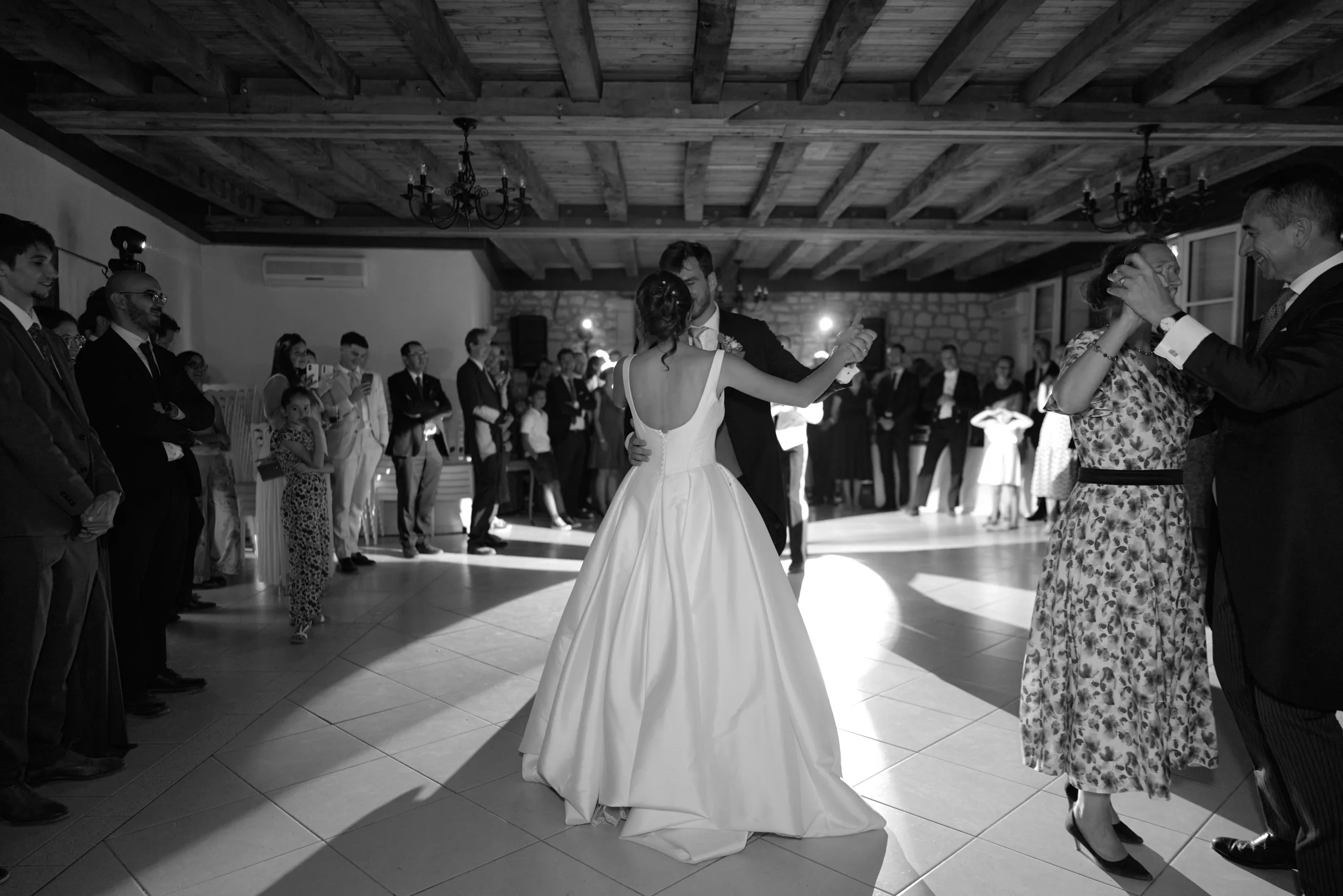 La mariée tourne sur la piste de danse, en noir et blanc
