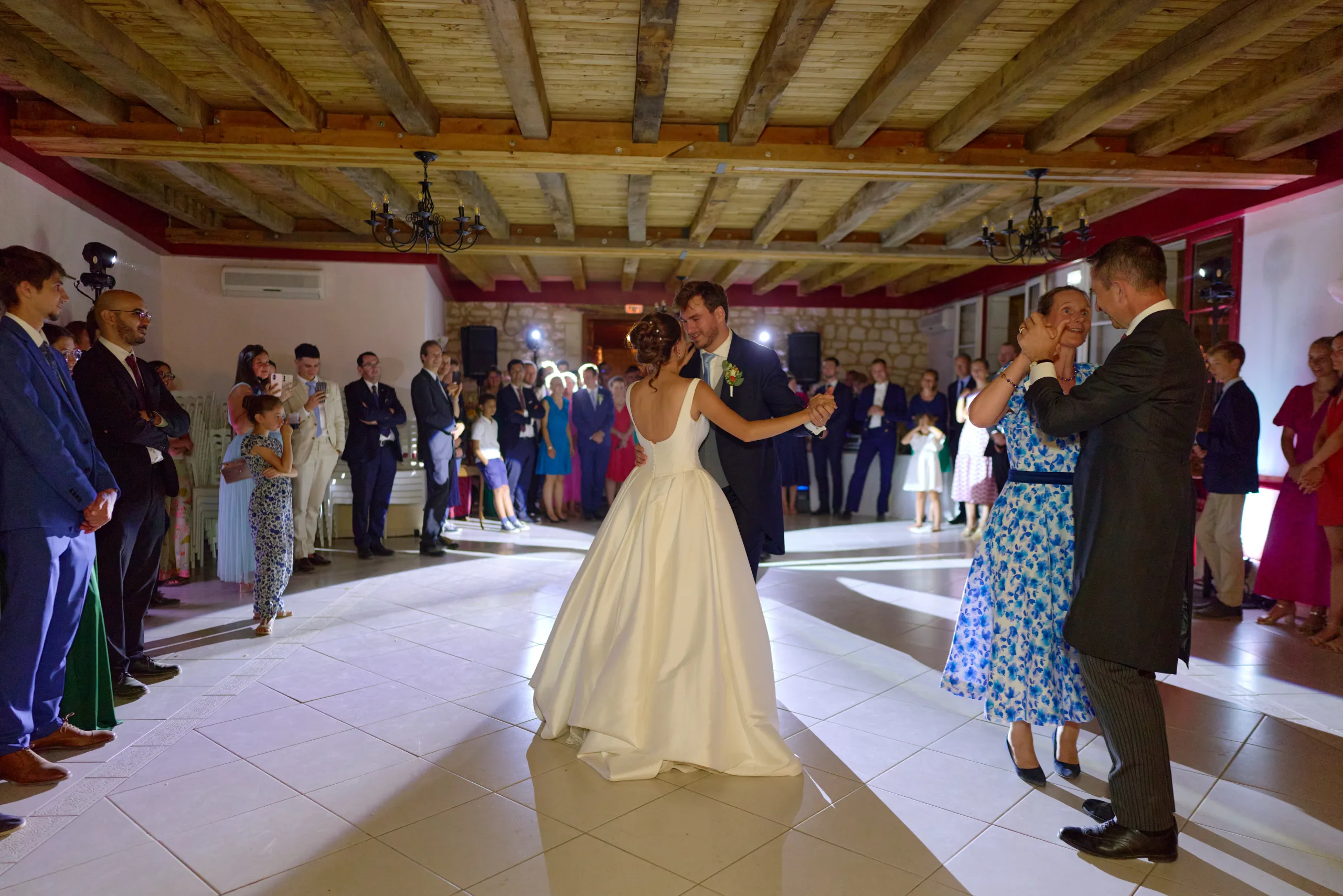 La mariée fait tourner sa robe au centre de la salle