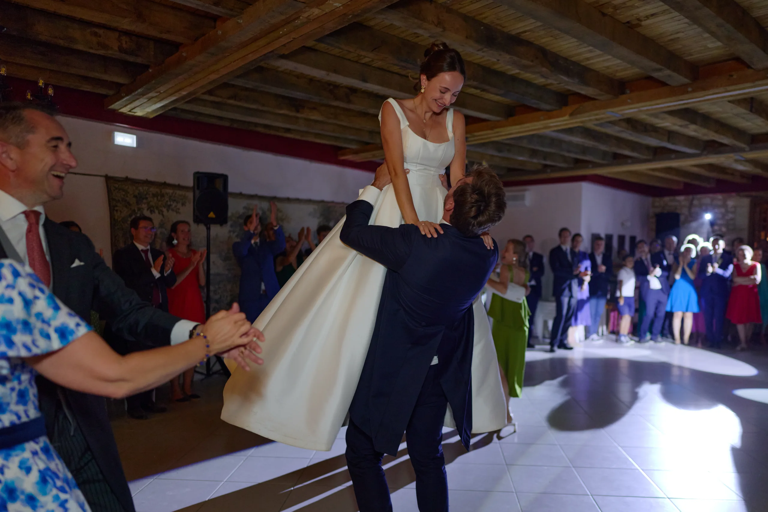 Le marié soulève la mariée sur la piste de danse