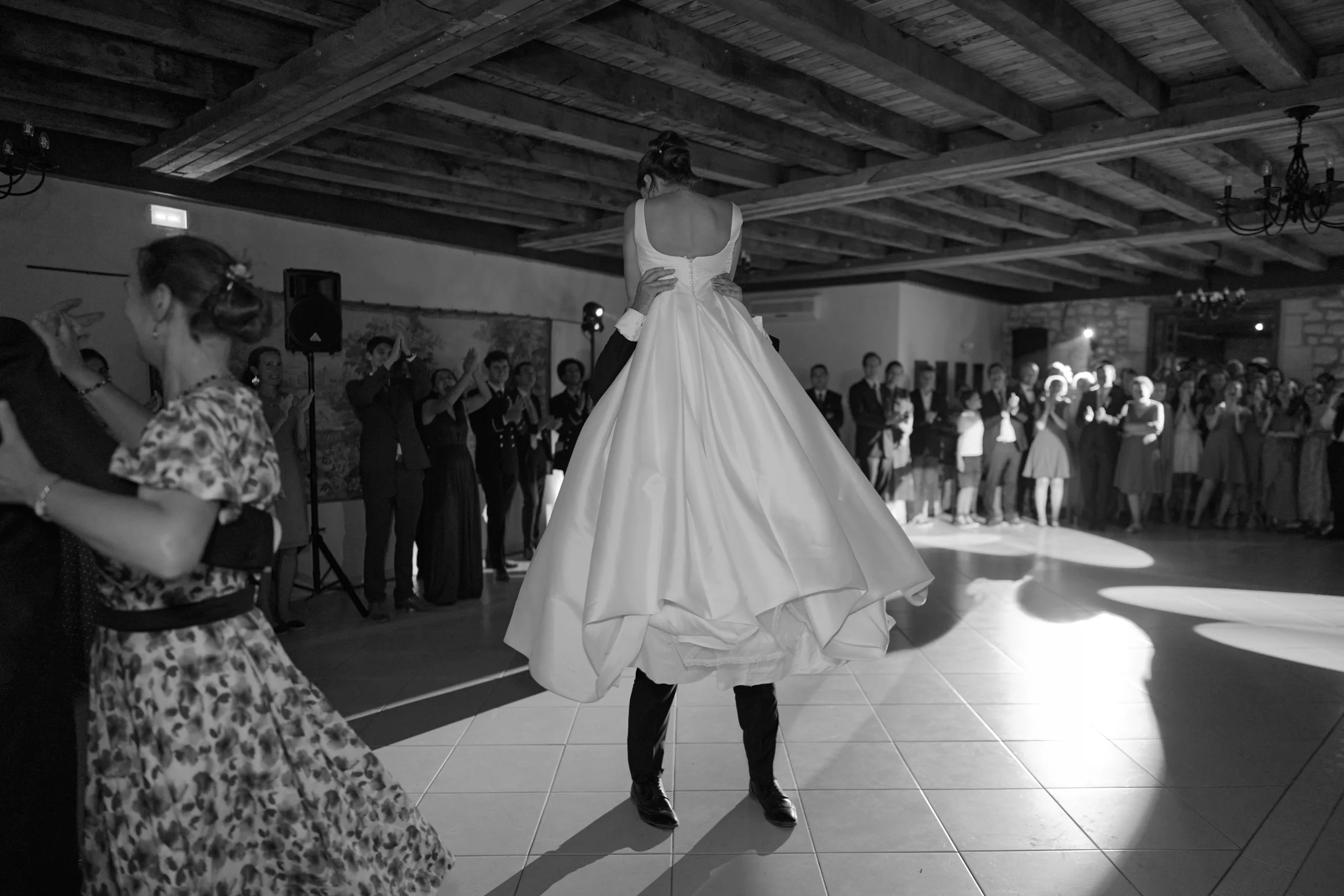 La mariée portée pendant la soirée dansante, en noir et blanc