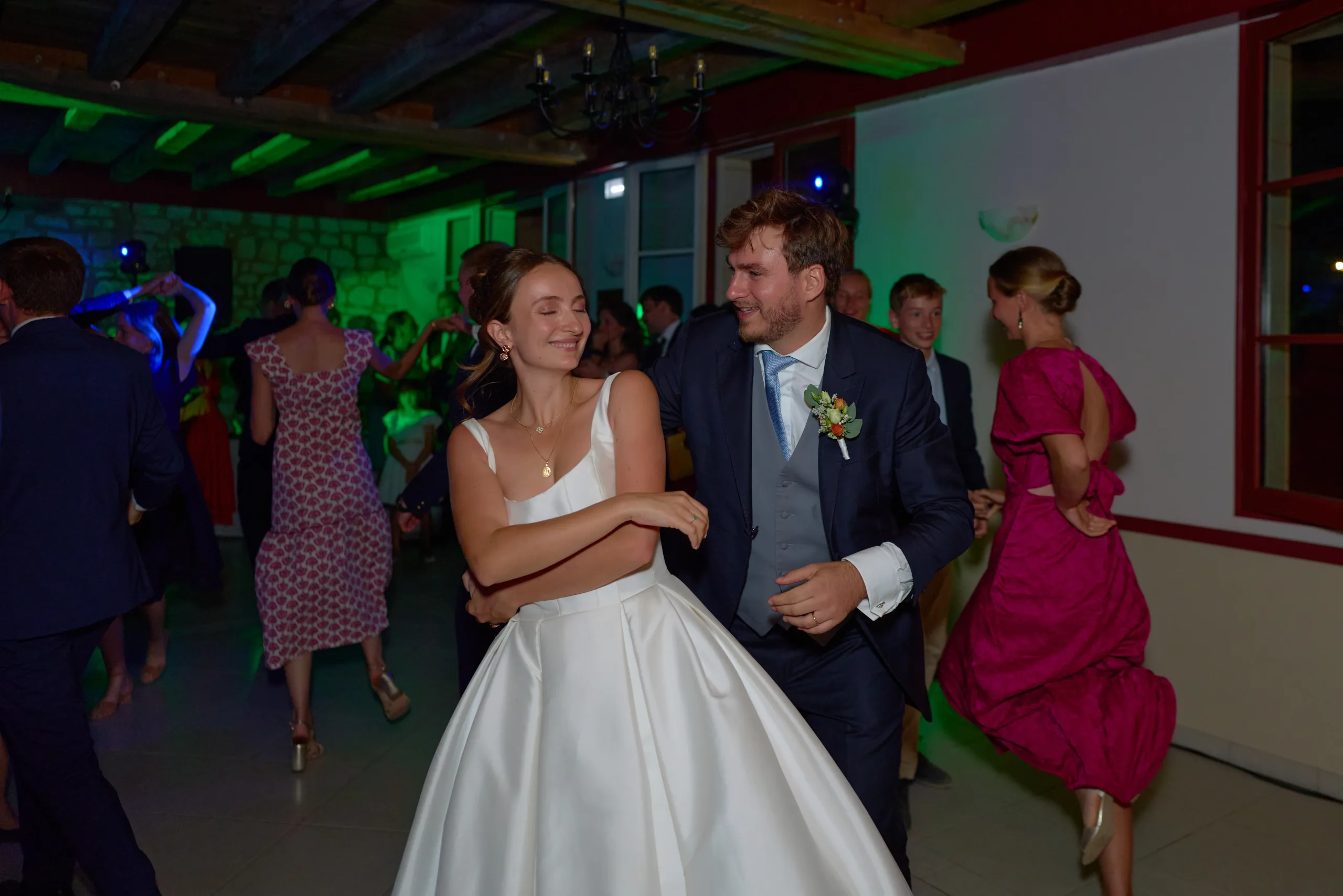 Les mariés sourient sur la piste de danse