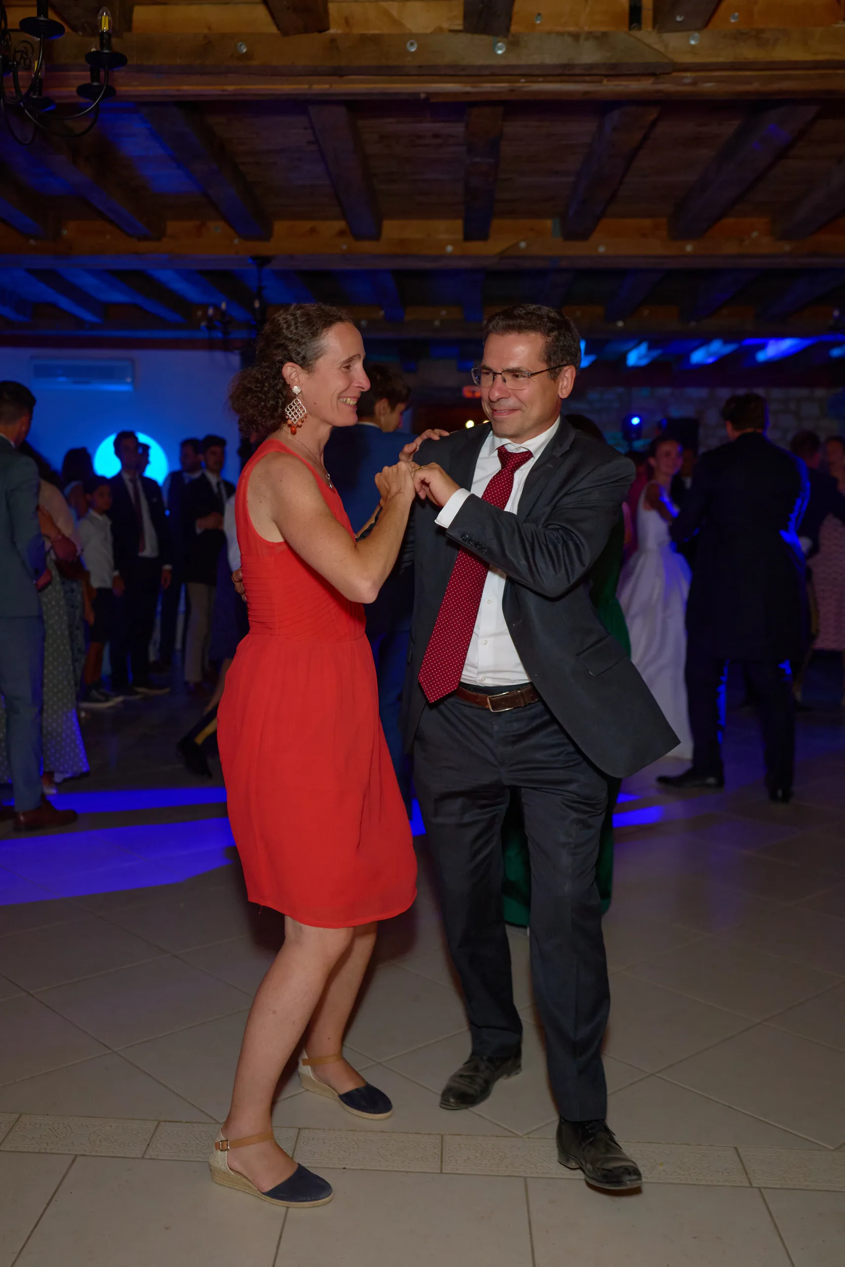 Un couple danse près des invités pendant la soirée