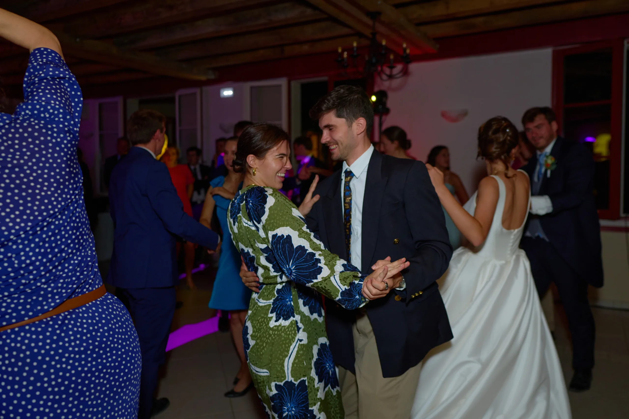 Un couple danse dans la salle de réception