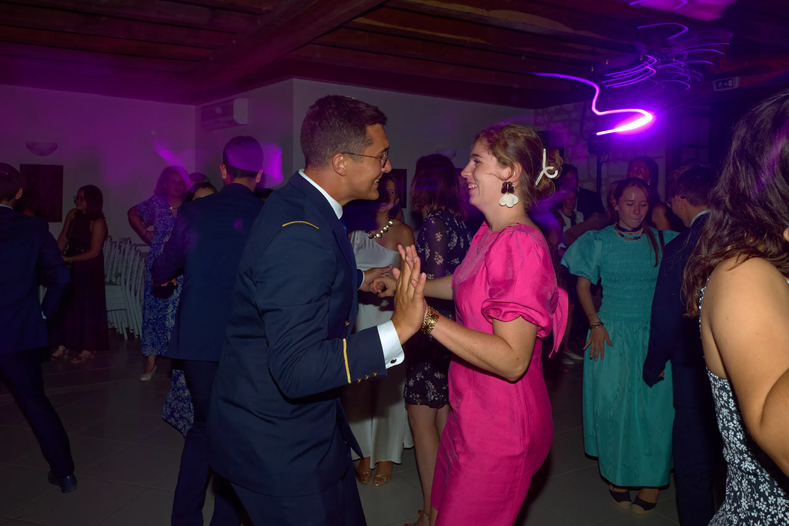 Un homme et une femme en rose dansent ensemble