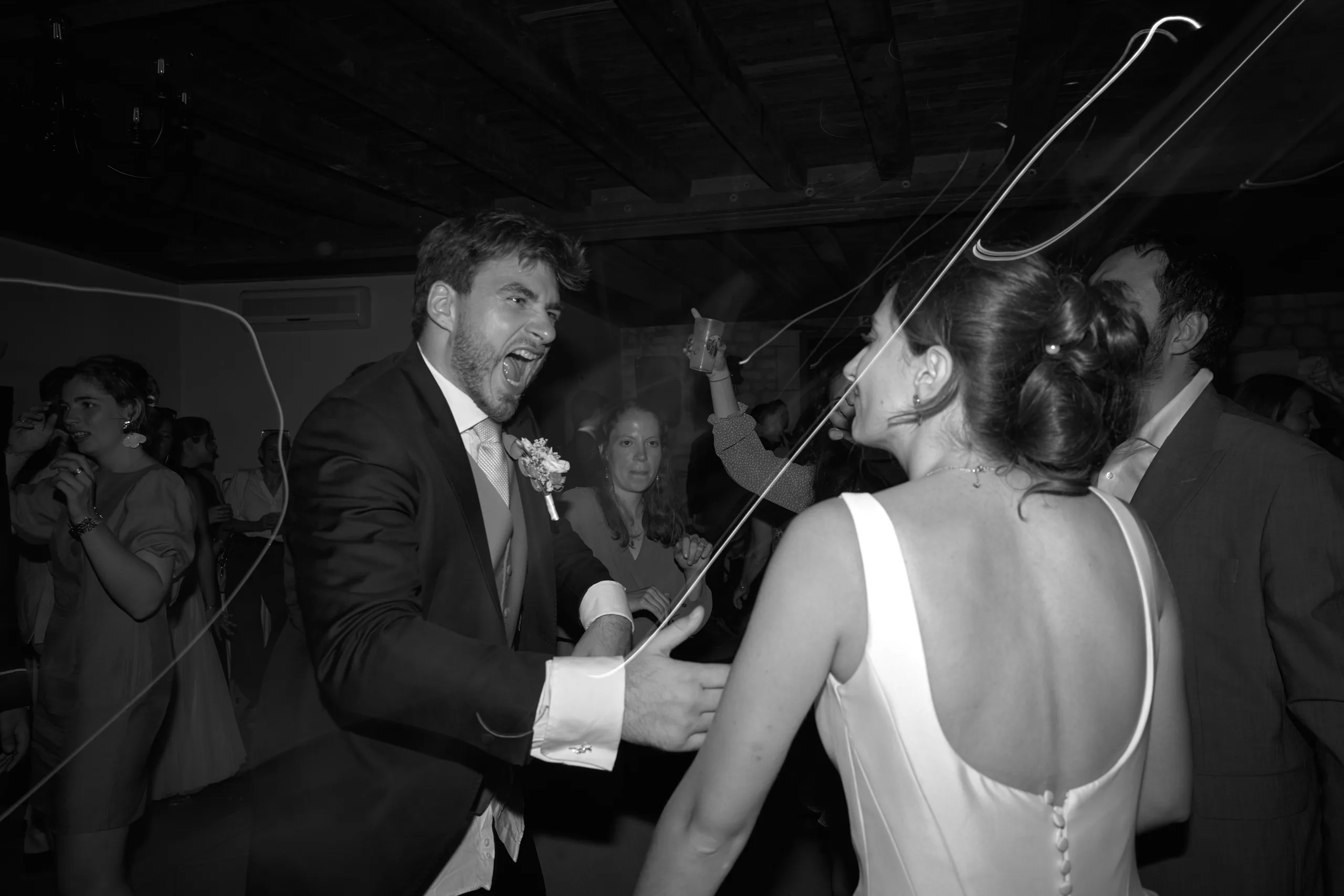 Les mariés sur la piste de danse, en noir et blanc