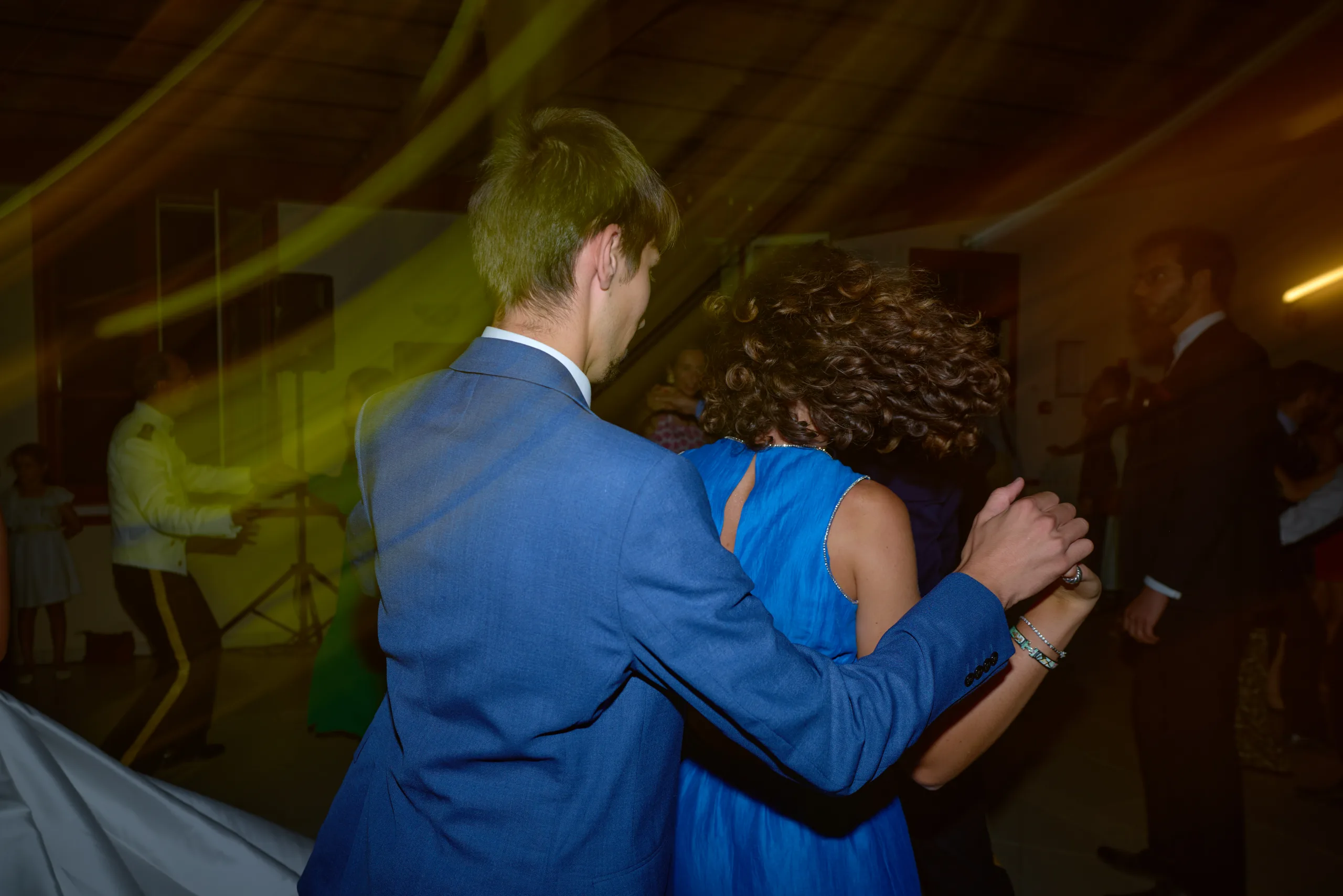 Un couple danse au milieu des invités