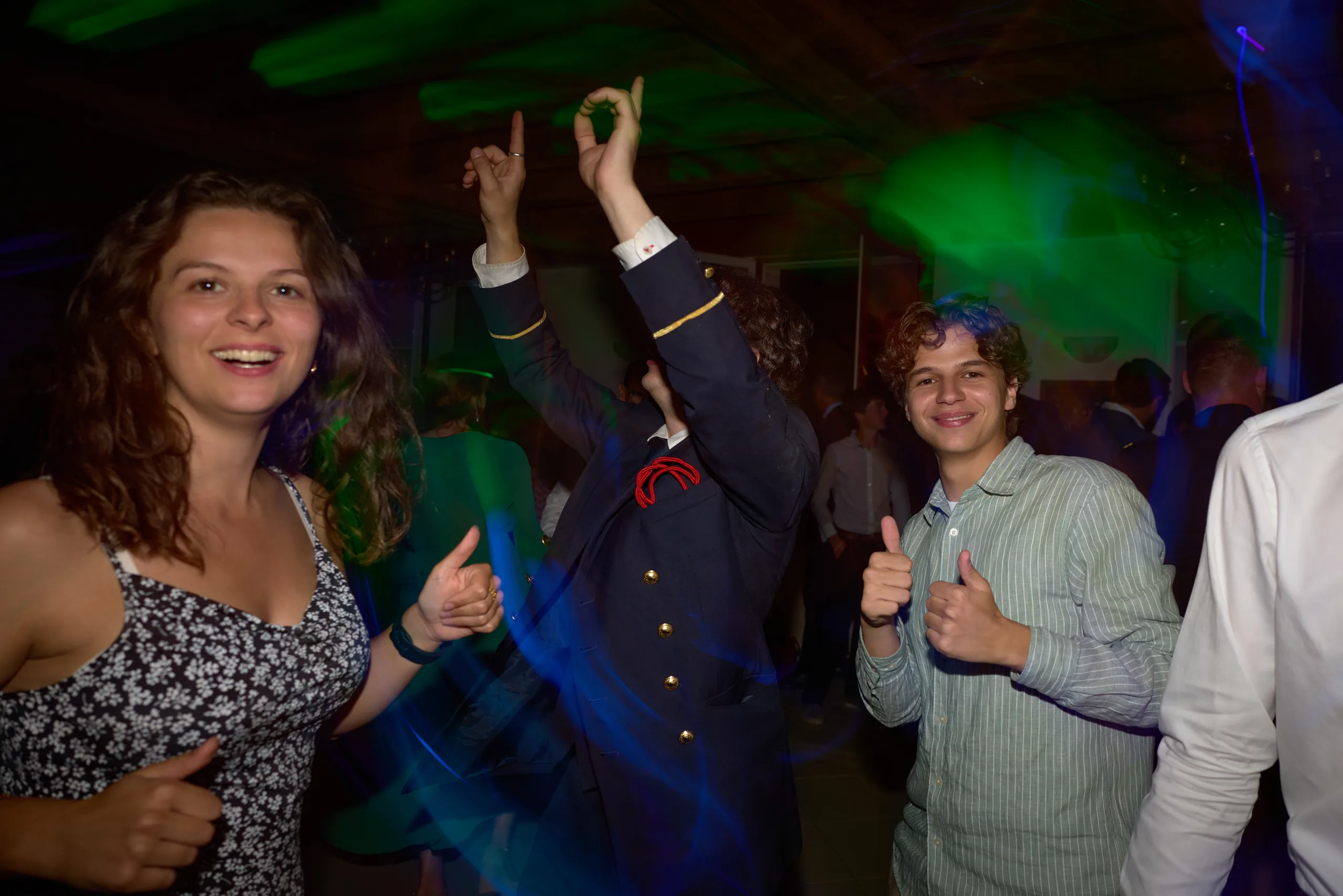 De jeunes invités dansent ensemble pendant la soirée