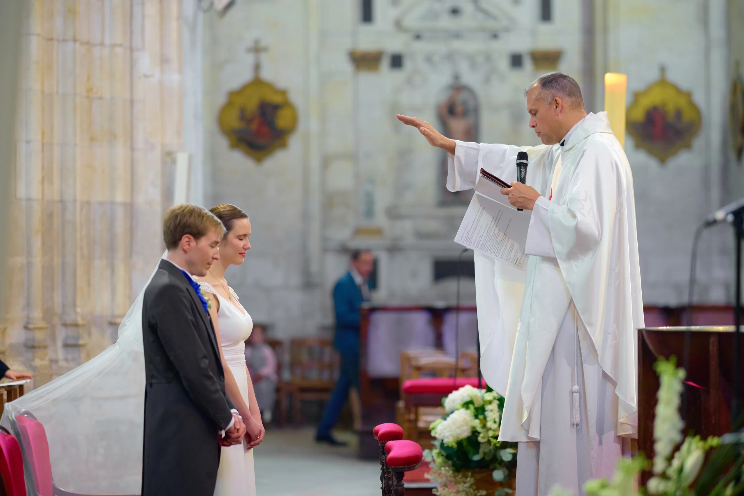 The newlyweds surrounded by their best men and maids