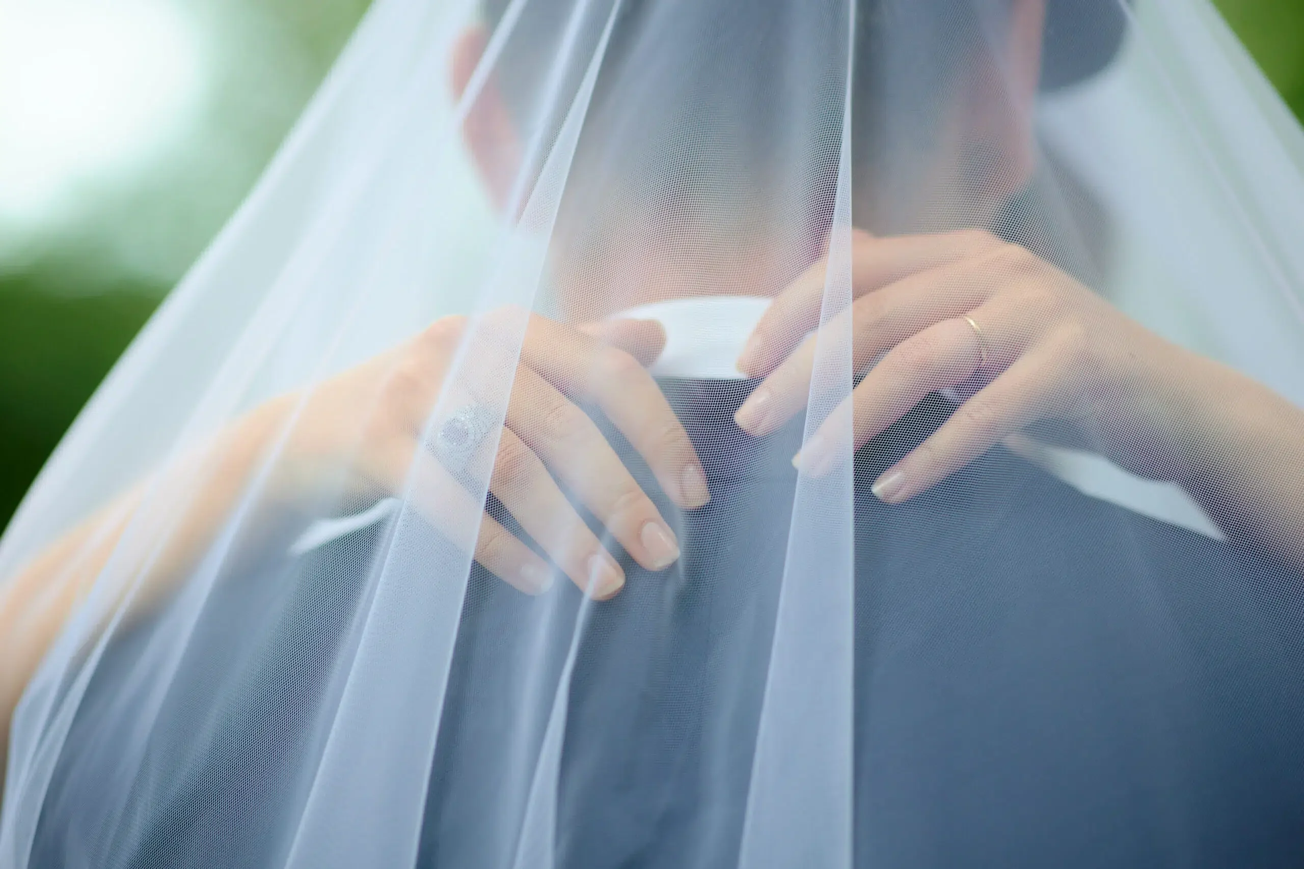 Étreinte sous le voile de la mariée