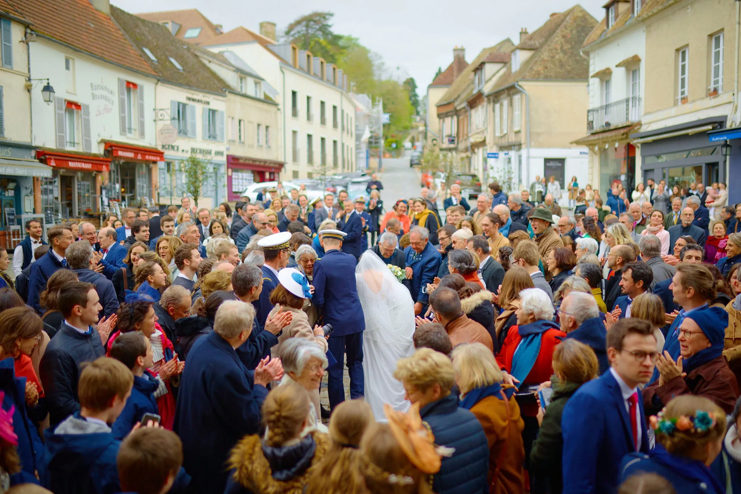 Sortie de mairie acclamée par la foule