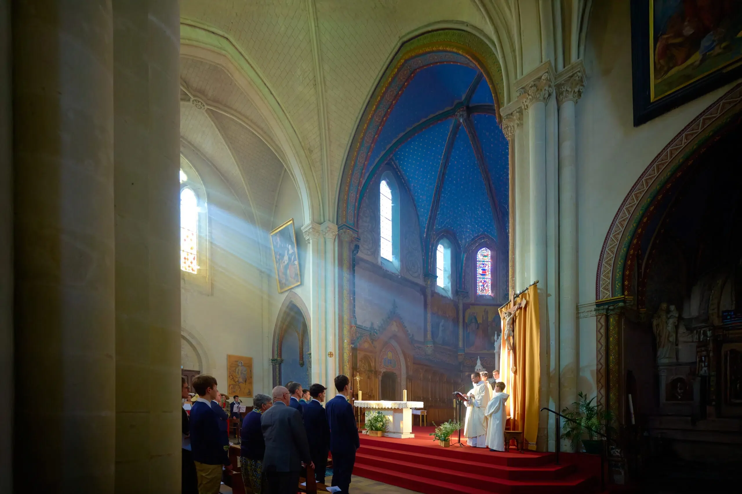 Lumière traversant la nef pendant la messe