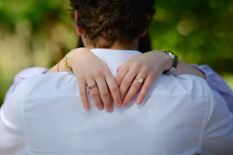 Séance engagement - photo de couple romantique avant mariage