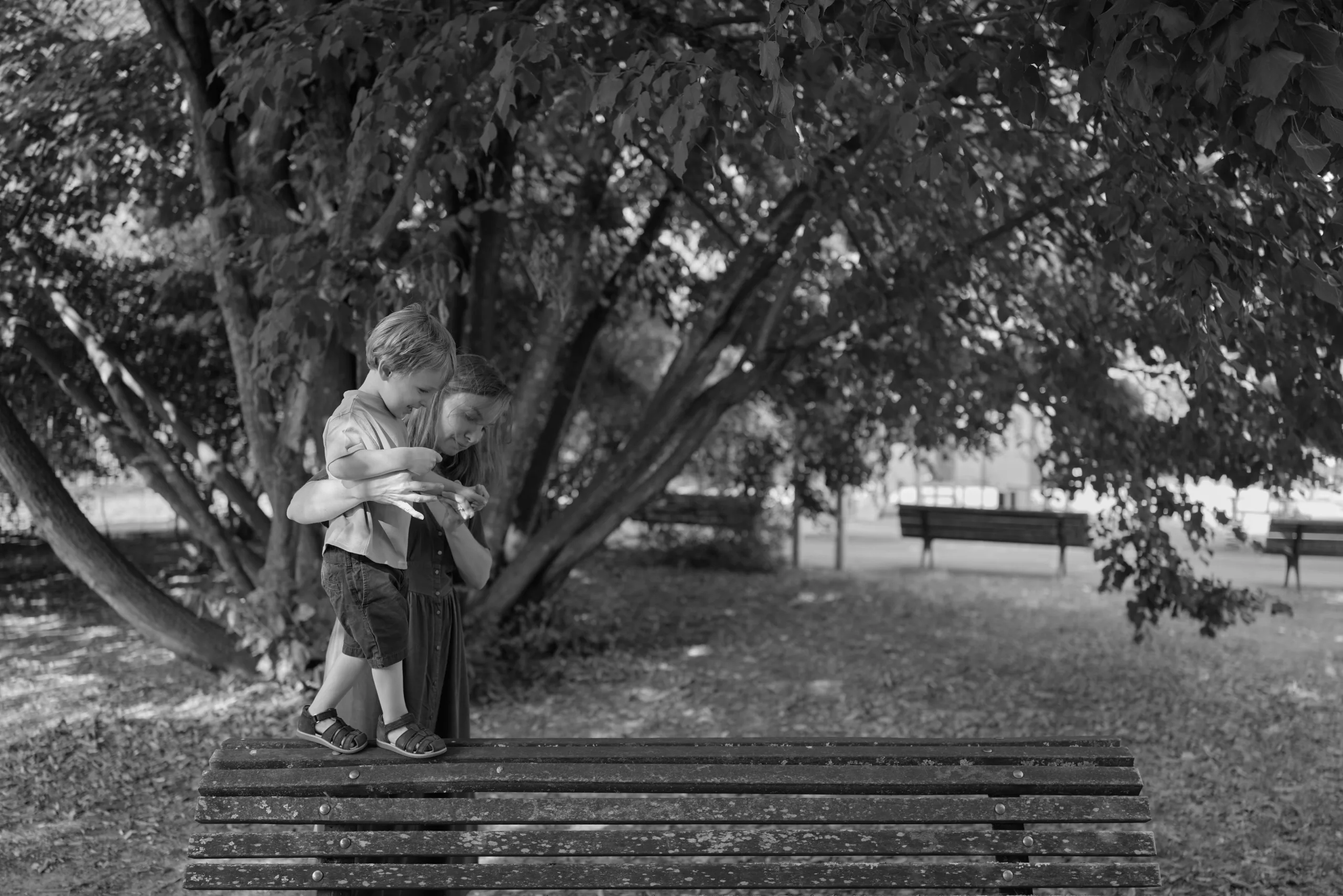 Séance famille Faucal - moment de tendresse partagé